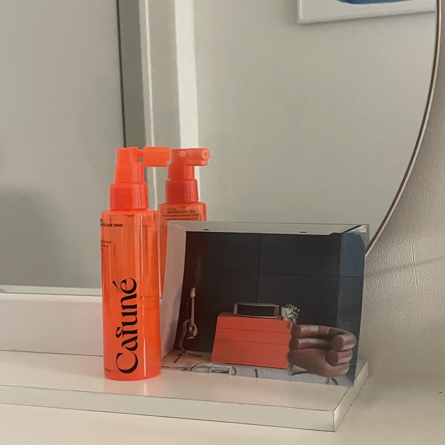 #협찬 쨍한 오렌지 색상의 상큼한 패키지가 시선강탈하는 
카푸네 인핸서 토닉🧡
건조해진 두피에 수시로 뿌리며 데일리 케어 하기 딱 좋아요.

분사력도 시원하게 나오고 두피에 도포 시 보습감도
확 체감 될 정도로 촉촉한데다 살리실릭애씨드 성분으로 각질케어, 
두피 향염 향균에 도움을 주고 멘톨 성분으로 쿨링 진정 
냄새제거에도 도움을 주기때문에 탈모 예방 차원 홈케어용으로 
손이 자주 가는 아이템이에요.

지금 구매하시면 카푸네 바이어스 샴푸 샘플까지 
증정 해 주고있으니 놓치지 마세요😚

#헤어토닉 #두피토닉 #두피각질제거 #두피케어 #두피쿨링 #두피각질제거 #두피스케일링 #두피스케일러 #두피케어 #두피쿨링 #두피열해소 #각질케어 #두피진정 #촉촉함 #수분공급 #두피토닉추천 #헤어토닉추천