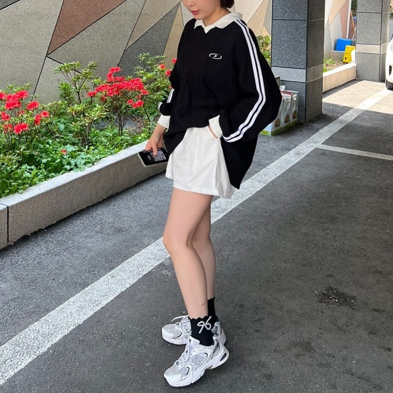 날씨 좋은날엔 촬영 참지 못해 🌈😝✨

✔️와플 트랙 맨투맨
-크림/소라/그레이/블랙

구김이 잘 가지 않고 부드러워서
예미한 언니들도 착용이 가능하며,
​
여름까지 쭉-! 착용할수 있도록
얇은 원단으로 제작되었어요(ꔷ̥̑.̮ꔷ̥̑)
​
소매와 카라엔 배색으로 포인트가 되며
자수로고와 와플패턴으로
단품착용하셔도 매력적인 아이템 이에요 👍
​
캉캉스커트나,레이스 팬츠 등
 숏기장의 하의 와 찰떡이면서
편한 밴딩 롱팬츠나 청바지에도 찰떡이랍니다 🥰
​