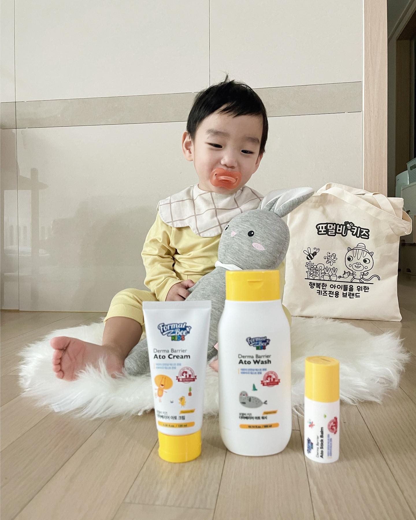 #협찬 formalbee_kids #포멀비키즈 #포멀비키즈더마베리어
건조한 계절 우리 아들 피부는 
#포멀비키즈더마베리어 로 지킨다! 
순하고 부드러운 저자극 미세 거품으로 
깨끗하게 세정되는 바디워시와 

판테놀과 세라마이드 
스쿠알란성분이 듬뿍 들어가 부드럽게 발리면서 
오래오래 피부가 촉촉한 컨디션이 유지되는 
피부장벽케어 바디로션! 

입가나 접히는 팔다리 부분에 
수시로 발라줘 집중보습케어를 할수 있는
스틱밤까지! 

우리아이 포멀비3총사로 건조할틈 없이 
촉촉한 겨울을 보내는중이랍니다.

#유아스킨케어 #육아 #아토크림 #더마베리어아토 #뷰티 #소품 #맛집 #아기스킨케어 #포멀비키즈아토 #여행 #아토스틱밤 #아토로션 #육아스타그램 #보습크림 #육아꿀템 #아토워시