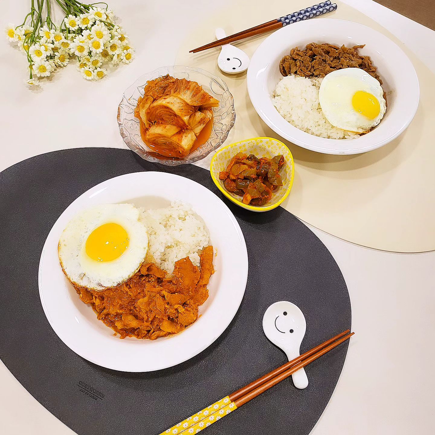 #협찬 #닭집아들 #제육볶음 #돼지불고기
불맛을 제대로 느낄수있는, 닭집아들
냉동이지만 제대로 만드는 닭집아들이더라구요
얼마전 닭발에 홀딱 반해서 이번에는 방학템준비
직화 제육볶음,돼지불고기로 먹어봤답니다.

냉동상태 비닐상태 그대로~~휘릭~
렌지에 2분30초만 돌리면 되는 방학필수템!!
조리방법도 넘나~간편하자나요👍🏻
계란 후라이 딱 하나 올렸을뿐인데 한끼완료🍳

매콤하고 단짠맛의 직화제육볶음과,
기사식당의 불백을 담은 직화돼지불고기는
은은한 직화향과 간장의 꼬숩~달고 짭짤한 맛!!
오모나~~석쇠에서 먹는 불고기맛이더라구요

밥반찬으로 딱이니~술안주는 말해모해요~~
일단 여름방학되면 아침.점심에 혼밥해야하는
워킹맘의 아들램위해 냉동실에 가득 채웠어요
괜히 뿌듯, 든든해진 내아들 한끼 해결👌🏻

hasungmall

𖤐
#N잡러 #젊줌마 #필수템 #리뷰가수익이되는곳 #공팔리터⠀⠀⠀⠀⠀ ⠀ ⠀⠀⠀⠀⠀⠀ ⠀⠀⠀⠀⠀
#슬기로운주부생활 #꼬꼬의이중생활 #요린이 #일상기록  #워킹맘일상 #준킹 #황금꼬꼬별나라
