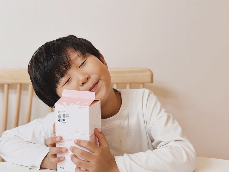 아이 키 고민 중이라면?
⠀
⠀
아이에게 필수 영양소 칼슘을 섭취하면서
성장에 있어서 긍정적인 영향을 준 건 맞는 것 같다.
일단 두달 동안 섭취해보고 기록해둔 키와 몸무게를 보면
키 변화 실화??? 👀👀
섭취전/ 한달 후/ 두달 후
키와 몸무게를 보니 정말 감동 그 잡채!!
⠀
칼슘영양제 밀키튼키즈 두달 먹는 동안
6살 첫째는 +3cm
4살 둘째는 +4cm
만약 1cm오차범위라는걸 감안해도 큰 성장이다♥
첫째는 키가 큰편에 속하지만 더 성장했고
둘째는 평균 35개월 4살 남아 기준을 따라가지 못했더라도
키가 많이 성장하고 안았을 때 뼈의 무게가 묵직해진게
많이 성장했다는것만으로도 기쁜 애미.
아이들이 급속성장기이기도 했지만
골든타임 때 잘 먹였구나 싶다🫶🏻✨
⠀
⠀
⠀
⠀
🏷️ milkytn_official 밀키튼키즈
⠀
✔️만3세~11세 섭취가능
✔️덴마크산 ’카폴락 칼슘‘으로 만든 프리미엄 우유칼슘
✔️칼슘 흡수에 좋은 액상제형
✔️PGA성분으로 체내 칼슘 흡수 높임
✔️비타민D3, 비타민K 함유
⠀
자세한 후기는 복쑹맘 블로그로 👉
⠀
⠀
#협찬 #유아칼슘영양제 #어린이칼슘 #밀키튼키즈 #밀키튼 #유아영양제 #6살아들 #4살아들 #육아정보 #육아기록 #성장기록