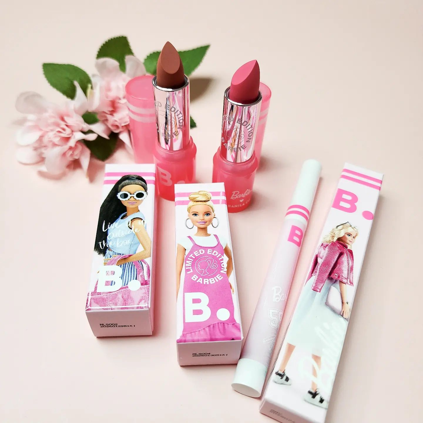 봄에 어울리는 벚꽃 🌸립을 소개해드릴라구해요!

오늘은 바닐라코에서 나온 립스틱과 립 펜슬을 같이 보여드리게용 ㅎㅎㅎㅎ

전 제품 모두 드라이하지 않고 촉촉한 립을 자랑하는데요
매끄러운 감촉으로 텁텁함이 없어요~~⭐️

🩷PK04드리머
- 사계절 모두 잘 어울리는 계절의 색으로 어디에든 사용하기 편한 립스틱

❤️PK06바비핑크
- 핑크 핑크를 사랑하는 모든 분들께 추천하는 립스틱!
 봄과 어울리는 핑크로 산뜻발랄함을 보여줘요~

💛BE02 립 펜슬
- 누드베이지 톤으로 입술의 선명함을 뚜렷하게 표현해주면서도 자연스러운 립스틱을 연출해준답니다 ㅎㅎ

🌸벚꽃피는 계절🌸 산뜻한 립으로 기분 전환 해보시는걸 추천드려요!!!
 
#바비×바닐라코 #바닐라코 #바비바닐라코 #스머징립펜슬 #립펜 #벨벳블러드베일립스틱 #바닐라코립스틱 #올리브영추천템