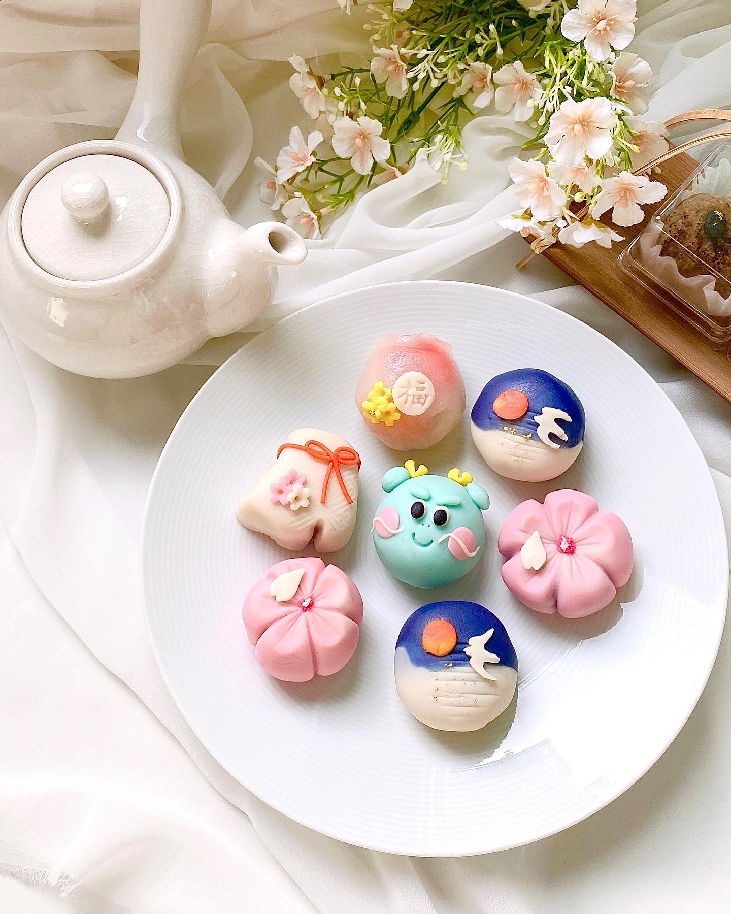 오늘은 내가 요리사👩‍🍳
인생 첫 화과자 원데이 클래스 
내가 만들어서 그런가
가운데 용녀석 똘망진게 나 닮은거 가탱 귀엽당 ☺️