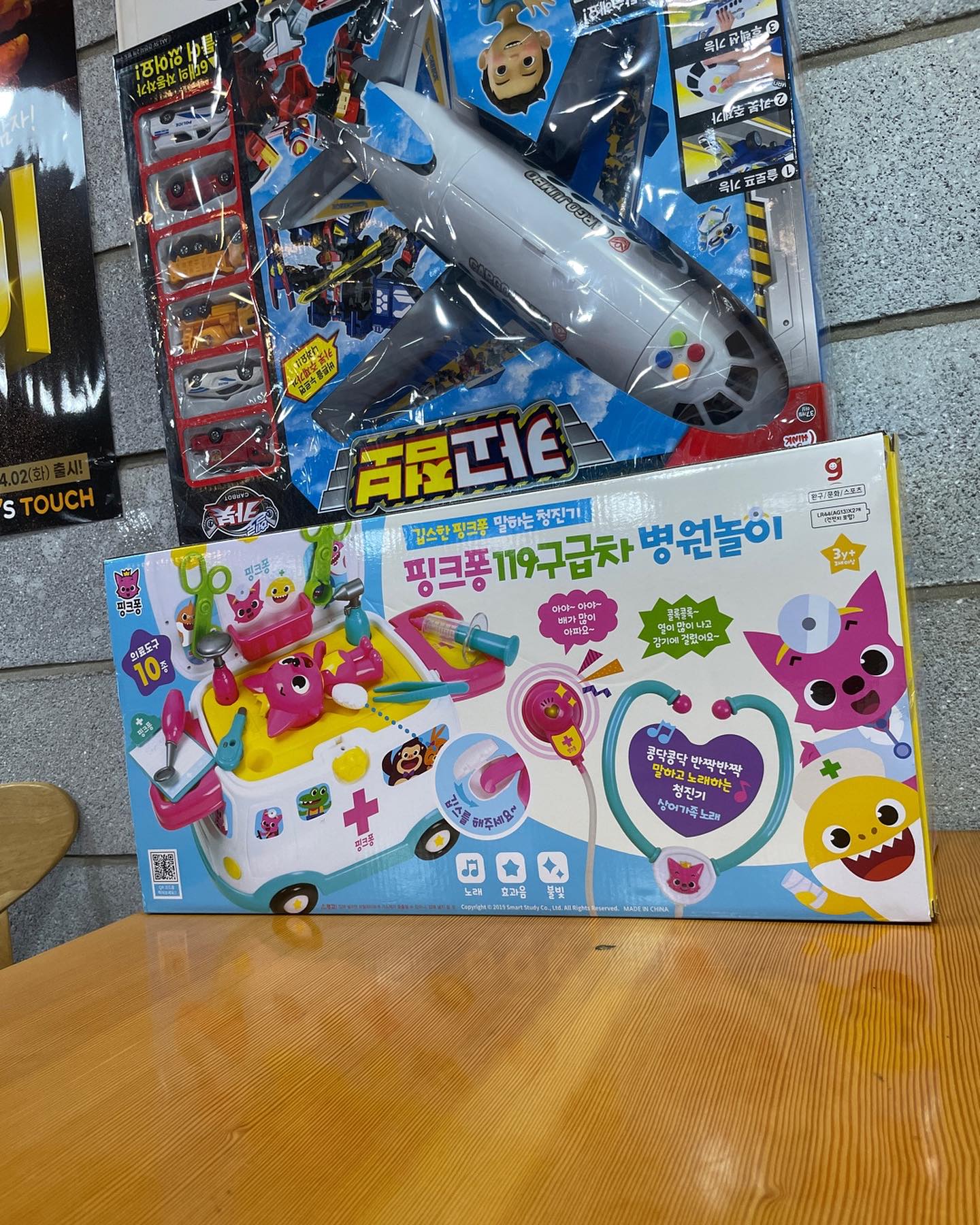 . 
매년 오는 어린이날이지만
한해 매번 새롭고 커가는 너희가
너무 이쁘기도 하고 너무 힘들어서 눈물도 
많이 흘렸지만 앞으로는 웃는날이 더 많을것이기에
엄마는 오늘도 멋지고 강철엄마가 되어볼께 💛
강한 엄마가 되고있는중이지만 좋은엄마가 되어주지못해
너무 너무 미안해 🥲🥲
늘 항상 사랑이 넘치고 행복이 넘치는 가족이되쟈
내 목숨보다도 더 많이 사랑하는 아기들아
무럭무럭 잘 자라줘서 너무 고마워 내년엔 더 재미나게
보내쟈 사랑해 💛💛