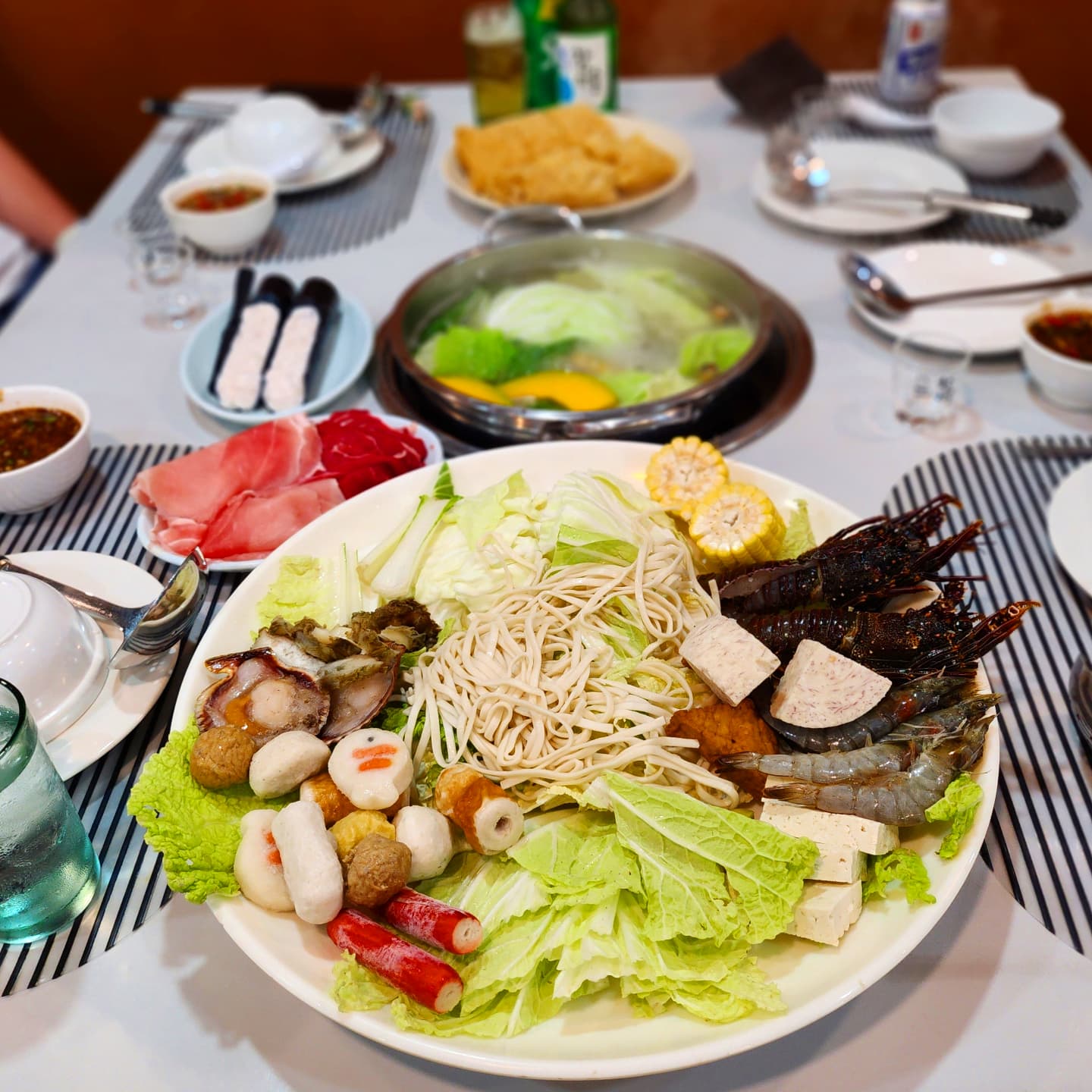 👉#세부 #레드하우스
.
세부 로컬맛집이라는
대만식 샤브샤브집 레드하우스❤️
.
향신료 향 강하지 않아서 호불호 많이 없을 듯!!
세트 메뉴도 있고 입맛에 맞는 재료를
추가 선택해서 먹을 수 있음😋
.
골라먹는 재미도 있고
뜨끈한 국물도 있어서 안주로 딱!!
.
1차로 샤브샤브 촵촵😋💕
.
.
.
.
.