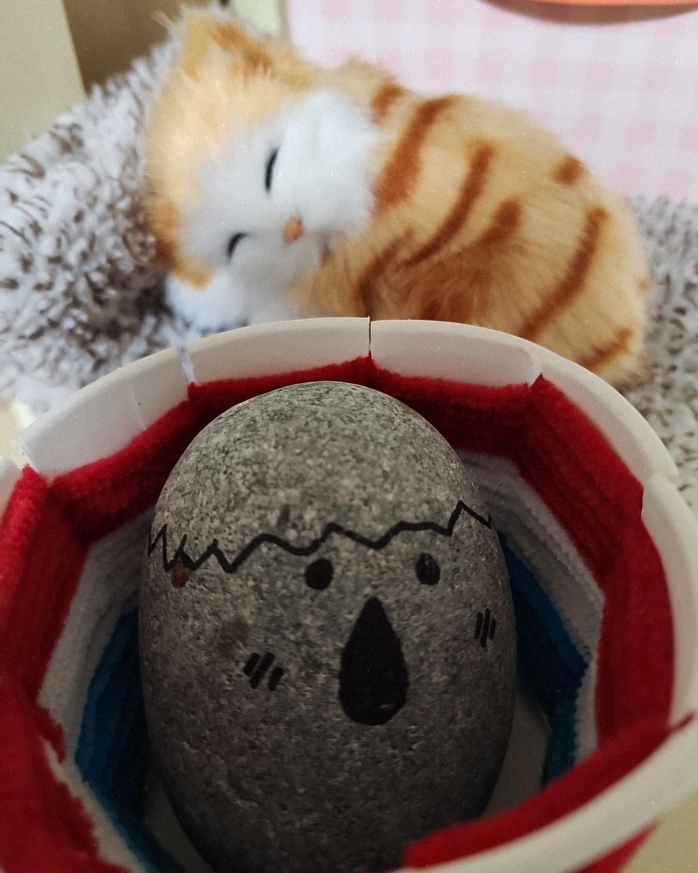 애완도...ㄹ..... 
애완 냥이.....

사내녀석..이 자꾸 
나가기만 하면,
조잡스러운거 주서와여;;
미티게떠여;;;

저거 냥이 인형 
제가 젤 싫어 하그등여...후우
인형보믄 무조건 사려하고..
버려도 버려도 침대에
사람보다 인형자리가 더😭

몰래 싹 버려도 봤는데
그대로 싹 다시 채우더라는;;
이런 아들 어디 또 있나여?????