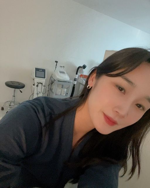 고은별 on Instagram: "#광고 #제이알센터

.
.
제이알센터에서 복부 슬리밍 관리를 받았는데 평소 복근 운동을 꾸준히 하는편이지만 좀 더 선명한 복근을 위해 방문해보았다.
복부 슬리밍 관리는 초음파,ems적외선,전신스파로 구성되었고 초음파 기계는 오랜만에 런닝하면 지방이 타서 간질간질 거리는 느낌과 비슷하게 느껴졌다!
Ems 전기는 물리치료랑 비슷했지만 
가만히 누워서 운동효과가 8배로 증가한다니 .. 참 세상 좋아졌다 
마지막으로 전신 스파는 사우나처럼 뜨거운 통안에서 아로마 향을 맡으며 누워있는건데 땀으로 샤워를 했다….🫢
아쉬운 점은 땀이 너무 많이 났는데 샤워할 공간이나 탈의실이 없으니 
이 점은 참고하세요 🙃
나보다 배에 살이 많은분들은 일주일에 두번정도 와서 관리 받으면 
편하기 누워서 요요현상 없는 다이어트를 할 수 있다고 한다 ☝️ 
.
.

#제이알센터 #서초동다이어트 #방배동다이어트 #반포동다이어트 #서래마을다이어트 #내방역다이어트#뱃살빼는법"