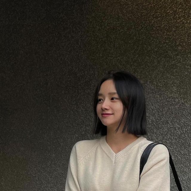 일개미영 on Instagram: "#협찬 @alicemartha.official 연말룩에 추천하고 싶어요 🙂 은은한 광택감이 매력적인 앨리스마샤 래버백 🖤 ✨ #앨리스마샤 #alicemartha #데일리백 #숄더백"