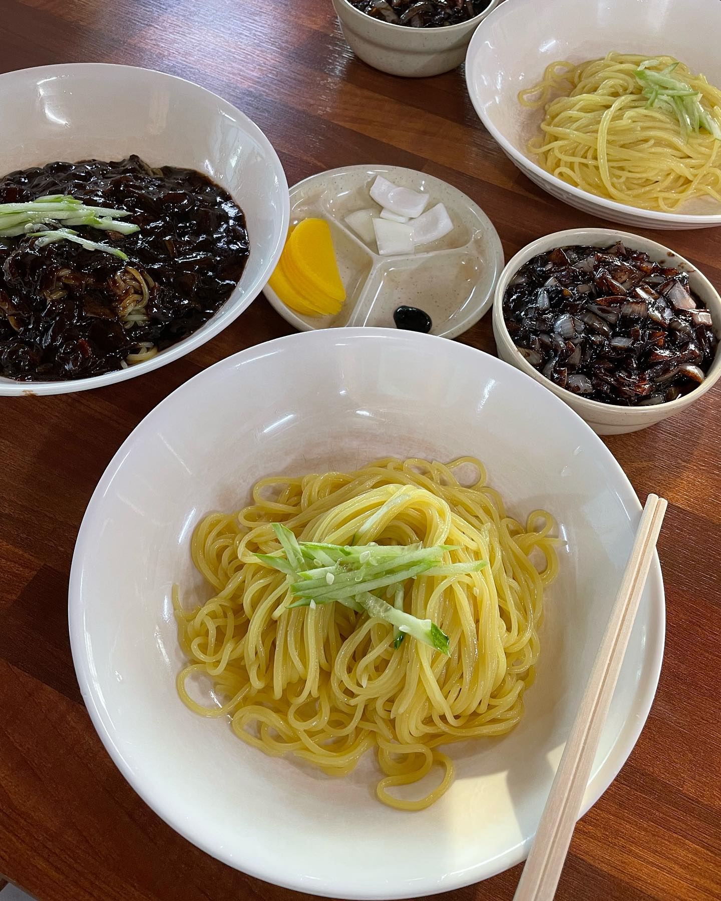 #영동여행 마지막날 우연히 들린 #자금성 
요기 #영동짜장면맛집  이네 ㅎㅎ

취향에 따라 
고춧가루도 넣고 비벼서 먹으니
면도 나름 좋고 
소스도 맛있네 

#영동짜장면집  찾으면 요기 추천해주고 싶어 

#반야사 에서 멀지 않아서 
#월류봉 이랑 구경하고 들리기도 좋앗어