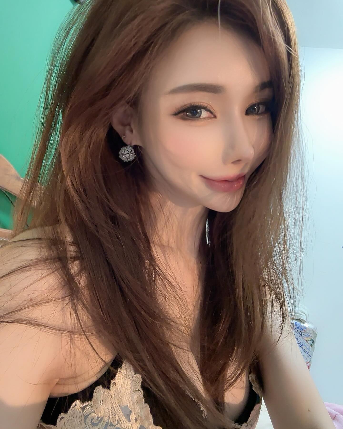 요즘 핫하다는 
#쥬베룩 볼륨 저도 한번 맞아봤는데요 ☺️

항상 잦은메이크업과 세월(?)의 풍파에 🙄
점점 고민이되었던 연약한 눈가의 
눈밑꺼짐볼륨과, 잔주름등이 개선되는게 보여서 넘 좋았어요😍

쥬베룩은 콜라겐 생선촉진을 돕는 일종의 스킨부스터 인데, 
요즘 다들 안티에이징이나 피부결, 피부재생 때문에 #피부과 
스킨부스터 시술 많이 받잖아요~

저 역시 #피부미용 엄청 신경쓰는 1인으로써 🧐
시술의 종류도 중요하지만, 아무래도 얼굴게 하는 시술이다보니 
원장님들의 손맛(?) , 시술 스킬이 너무 중요하더라구요. 

굳이 많은 병원중에 분당에 있는 #오브디의원 까지  간 이유가 
다 있겠죠? 👍
꼼꼼한 원장님의 설명과, 스킬 , 스킨부스터 원래 아픈데 국소마취를 해서인지 하나도 안아프게 예쁘게 받고와서 매우 흡족 😍

시술 직후 얼굴상태도(마지막사진)  좋고, 
2주정도 지난(맨처음사진)상태를 보면, 
이전보다 얼굴살은 조금 더 빠졌지만 
눈가의 꺼진부분의 자연스러운 볼륨감과 생기가 느껴져욥 🤩

한달주기로 3회이상은 받아야 더 드라마틱한 효과가 나타나니까 앞으로도 나의 스킨부스터는 #분당오브디의원  gogo! 💃

전 근거없이 그냥 추천하지는 않아요!
#분당피부과 추천한다면 
ofd_clinic 👏👏

-
.
.
.

#오브디의원 #분당피부과추천 
#분당피부과잘하는곳 #분당피부관리 
#뷰티그램