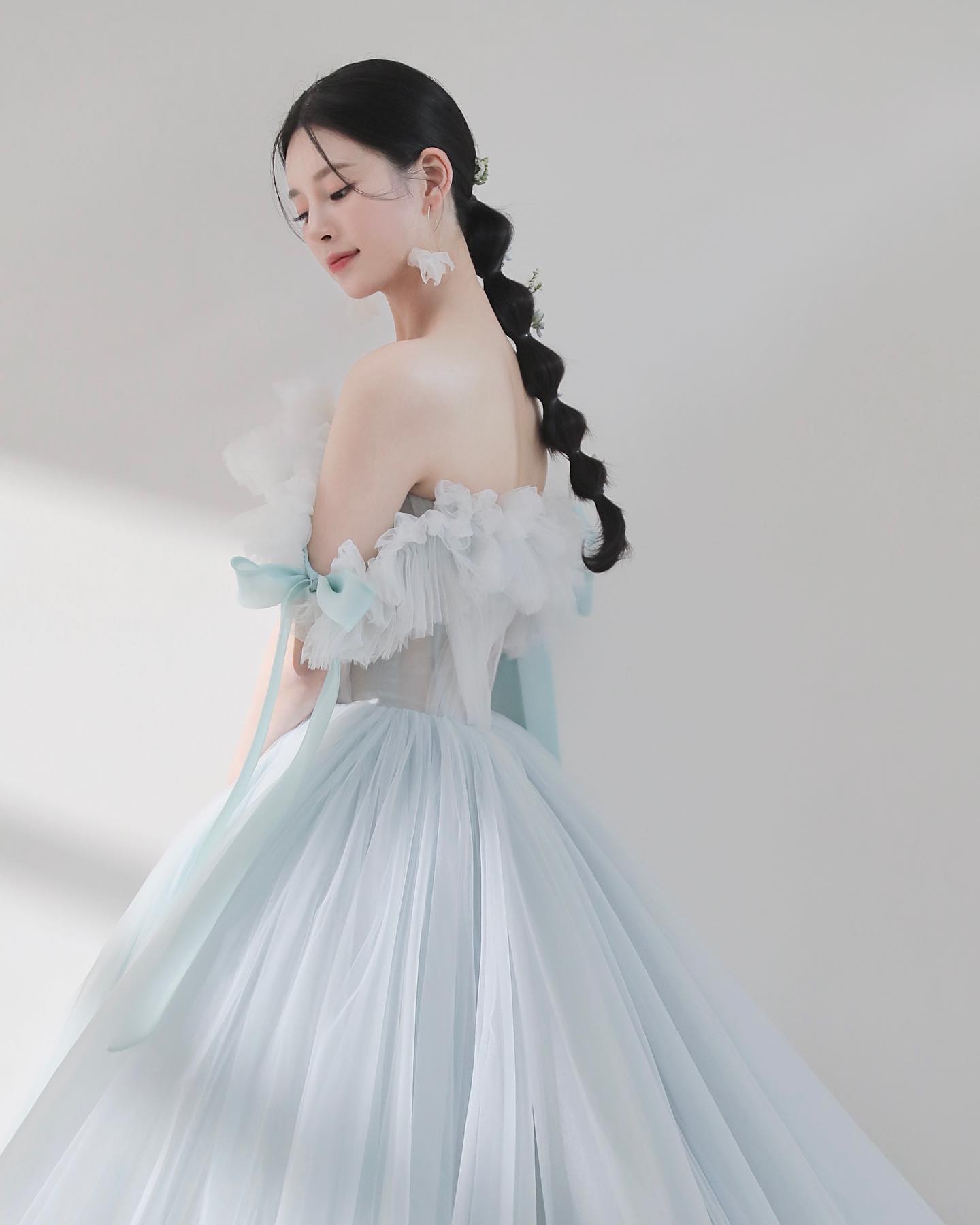 🤵🏻💍👰🏻‍♀ D-10 🤍

💌  231202 인천 송도 메리빌리아 프리모소르홀

i am 결혼해요👉🏻👈🏻

20대 끝자락, 겨울 신부는 생각도 못 했는데
어쩌다 보니 서로에게 가장 잘 어울리는 계절에
구남친 구여친이 될 우리S2

소식을 받던 입장에서는 전혀 생각하지 못했는데
청첩장을 전하는 일이 어렵다는 말을 참 많이 실감했어요.
오랜만에 결혼 소식으로 연락하기 미안한 마음에
미처 소식을 직접 전하지 못한 분들이 많네요.
(진부하지만.. 해보면 알아요 진짜 떨림)

처음 해보는 결혼이라..(?) 부족한 준비와 대처가 많았을 텐데
부디 너그러이 이해해 주시고, 먼저 손 내밀어주신다면
감사한 마음으로 소식 전하겠습니다.

소식을 전하면서 진심 어린 축하를 해준 모든 분들께 감사하며
이 마음 평생 간직하고 잘 살게요

두근두근 곧 만나쟈 애들아💗
공주 친구는 공주야. 핑크색으로 잘 찾아입구와^^

#1키로도못뺀신부 #붓기라도뺄걸그랬어