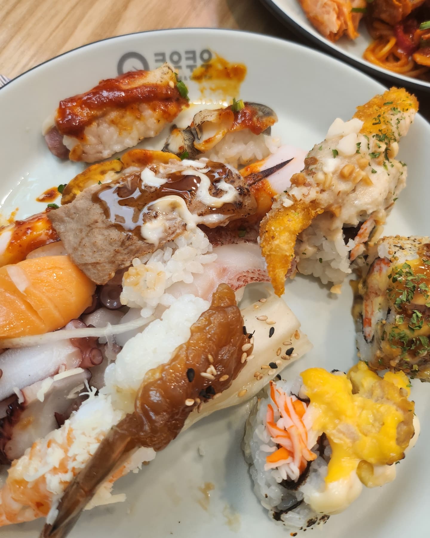 오랜만에 방문한 쿠우쿠우
여전히 맛있음!
쿠우쿠우 창원점은 처음이었는데 일단 관리가 잘 되어서 깔끔하고, 음식도 바로바로 리필되서 굿👍 
전체적으로 음식 퀄리티 좋고,
초밥, 롤, 군함 종류 많고,
중식, 양식, 한식 빠지지 않고 다 있어서 골라먹는 재미 가득함
디저트까지 완벽하게 해결돼서 더 좋음

<쿠우쿠우 창원점>
🏠 경남 창원시 성산구 원이대로 320 더시티세븐 W동 2층
☎️ 055-600-5533
⏰️ 매일 11:00 ~ 21:30
 ☞라스트오더 20:00☜
🅿️ 건물 내 주차 가능

#협찬 #창원쿠우쿠우 #창원뷔페 #시티세븐맛집 #창원시티세븐맛집 #창원밥집 #창원스시