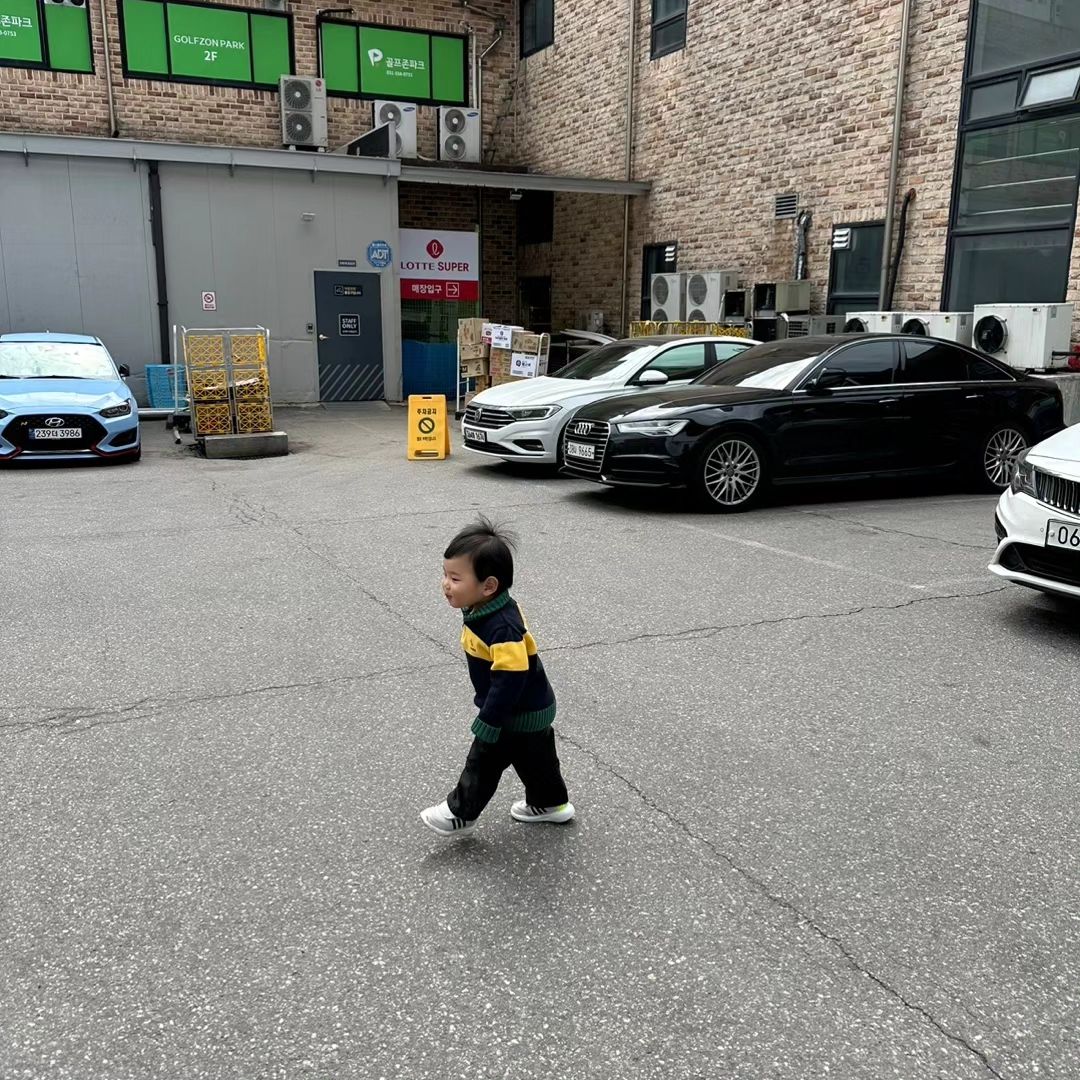 오늘도 바쁜 태영이의 하루
아침에 집에 들어와서 남양주 나들이

엄마를 들었다 놓았다
웃고 울게 만드는군 ㅋㅋㅋㅋㅋ