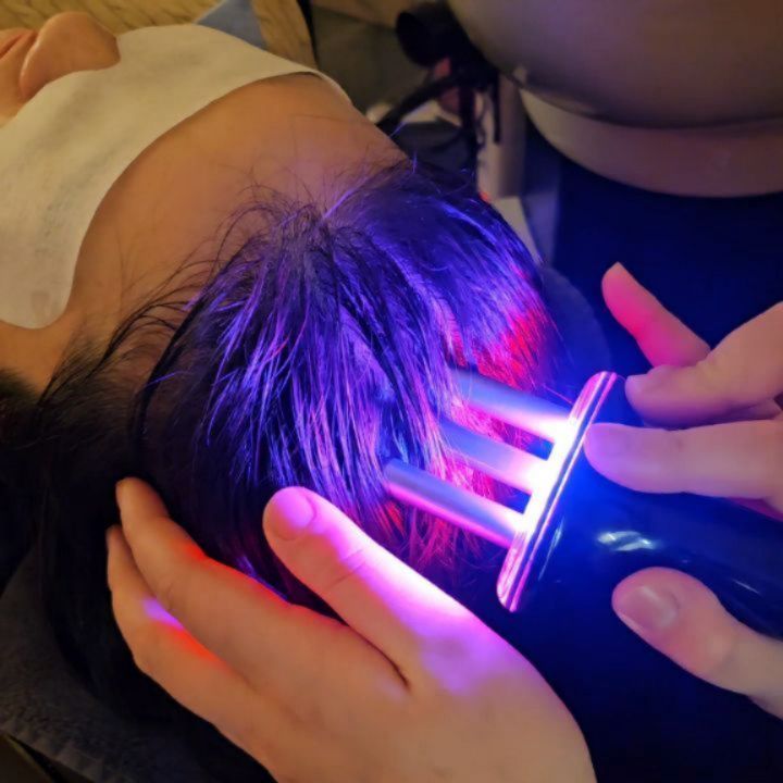 #협찬 건조하고 민감한 두피 완벽 힐링타임🧖🏻‍♀️
🎀WT메소드 양산점
👉🏻1988년부터 국내 최초 도입된 많은 임상과 노하우를 보유한 두피탈모전문센터 WT메소드
👉🏻첨단 디지털 기기를 최다 보유하고 30년 전통의 독일 두피 및 모발 전문 제품을 사용하여 고객별 맞춤식 단계별 프로세스 제공
👉🏻국내 최고의 인테리어와 시설에서 편안하고 쾌적한 관리로 전국 40개 매장에서 동일한 서비스를 제공
✅ 민감성 두피 케어 : 민감한 두피를 진정시키고 유수분 밸런스를 정상화시켜 두피 환경을 개선시켜주는 베이직 영양 케어
- 스타트 마사지->산소 스케일링->두피 미스트->헤드 스파->헤어 트리트먼트->아쿠아 테라피->MCS에너지 테라피->스칼프 릴리프 에센스->리밸런싱 앰플->인프라 테라피->엔딩 테라피
📍업체정보
- 영업시간 : 평일 10:00-21:00 / 토요일 10:00-19:00 / 일요일 및 공휴일 휴무
- 전화 : 055-365-3366
- 주소 : 경남 양산시 물금읍 증산역로 177(가촌리, 라피에스타)라피에스타 4층 71호

#협찬 #양산탈모 #부산탈모 #양산두피 #부산두피 #양산비듬 #부산비듬 #WT메소드양산점