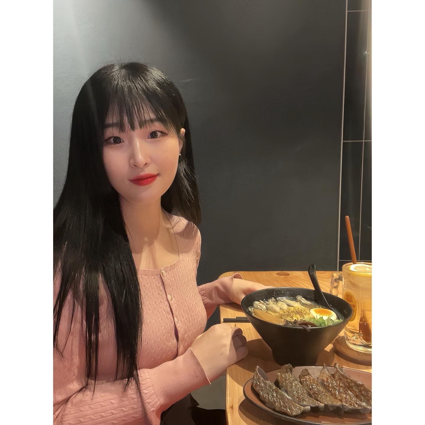해리단길 근처 류센소 해운대 본점에 다녀왔어요ʕ”̮ॽु⋆⁺₊⋆ ♡̷̷̷ 
평일인데도 매장에 사람이 많더라구요(்▿்)

저는 겨울에만 먹을 수 있는 한정메뉴인 굴라멘이랑 숙성도와 콜라보한 흑교자만두를 먹었어요💖✨🍜🍥
 
굴라멘은 10월 - 3월까지만 먹을 수 있는 한정메뉴인데 비린내 하나도 안나고, 육수는 기본/매콤한 맛으로 취향껏 먹을 수 있어서 좋았어요♥ 저는 기본맛 먹었는  데 날씨가 많이 추운 날에 가서 따뜻하고, 깔끔한 육수와 굴 싱싱함에 한그릇 뚝딱했습니다,, 진짜 굴라멘 한입하고 얼그레이 하이볼마시면 정말로 극락이 따로 없어요ෆ˙ᵕ˙ෆ

숙성도와 콜라보한 흑교자만두는 겉바속촉 식감으로 바삭한 겉에 식감과 먹자마자 만두 소와 육즙이 정말 가득해서 입안 가득 행복함이 차오르는 맛이였어요´͈ ᵕ `͈ ♡°

✔️ 류센소해운대점
✔️ 부산 해운대구 구남로8번길 62 1F

#류센소해운대 #류센소 #해운대라멘맛집 #해운대맛집 #부산맛집 #부산라멘맛집 #해운대핫플 #해운대근처맛집 #맛집추천 #류센소라멘 #굴라멘 #해운대 #서면 #해운대여행 #맛집투어 #해운대해수욕장 #해운대데이트 #부산데이트 #부산여행 #부산여행코스 #부산가볼만한곳 #라멘맛집