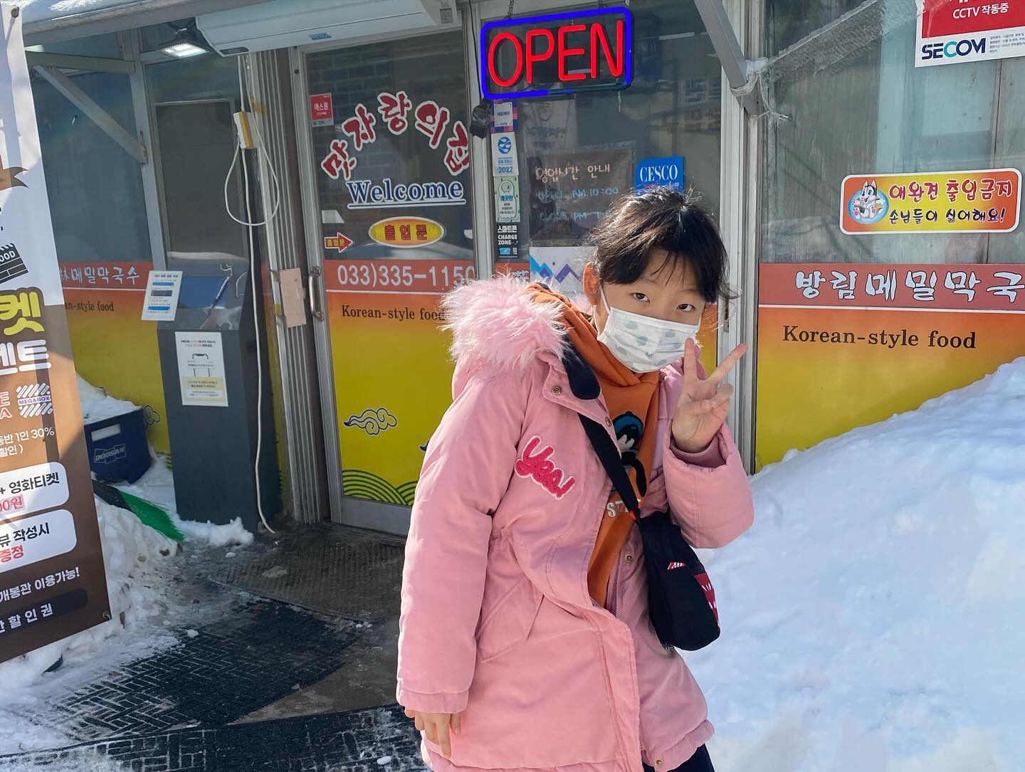 #급여행 #가족여행 #추억여행 #강원도여행 
어제 급 숙소나 볼까 하더니 낼 강원도나 가자시는 갑님
아침에 짐 싸서 8시반 출발ㅋ
눈보고 싶다더니 실컷 봐라~뒹굴고 난리남ㅋ
#발왕산케이블카🚡 타고 #전망대 구경 
전망대는 첨 와보는 듯^^ 이쁘구나~
너무나 많이 바뀐 그 곳에서 아주 작은 추억의 흔적들에 
기억이 새록새록^^ 
나의 20년전 이날 이곳에서 일하는 중이었지ㅋ
오늘은 나두 관광중^^♡
그나저나 지금 여긴 영하4도 숙소 베란다엔 고드름이 달렸다^^
눈보고 신난 울 강아지들ㅋ 
#강원도평창 #용평 #모나용평 #용평리조트 #모나용평스키장 
#발왕산전망대 #발왕산전망대스카이워크 #발왕산전망대카페 
#뷰맛집 #겨울왕국