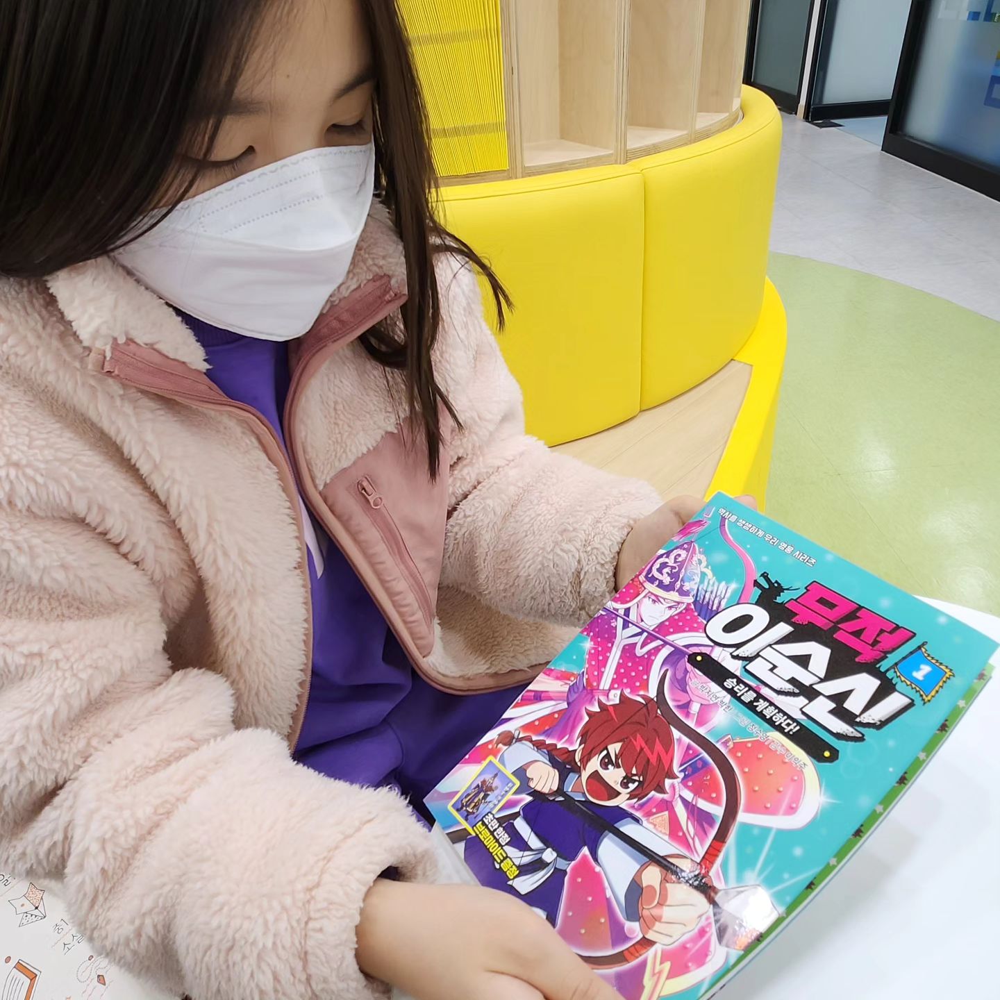 #협찬 #도서제공 owlbook21 

우리의 영웅, 이순신 장군!!
틀에 박힌 위인 이순신이 아니라
소년 이순신의 생생한 성장 스토리를 담은 책이에요

뭔가 딱딱하지않고
유쾌하게 이순신에 대해 알 수 있어요
역사익힘책, 역사체크로 
보다 더 역사를 더깊이 이해할 수 있어요

무엇보다
두 줄 연표로
국사와 세계사의 주요 사건과 맥락을 
한눈에 볼 수 있어 좋았어요

곧 역사 배울 딸램에게도
아주 딱이였어요

캐릭터카드 3장 수록과
초판 한정 브로마이드 증정까지👍

#이순신 #이순신장군 #이순신장군님
#무적이순신 #무적이순신1
#영웅시리즈