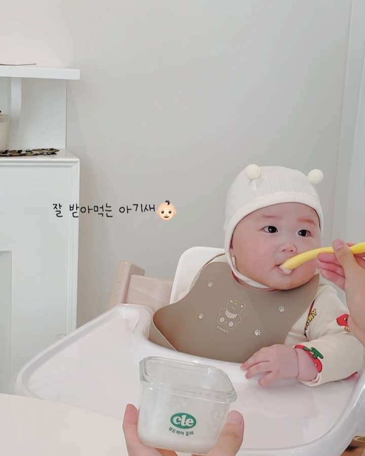 [푸드케어 클레]의 서포터즈 ’맘케터‘로 활동을 하게되었습니다. 어른밥도 잘 못하는 요똥 엄마는 이유식 걱정이 태산이었는데 완전 마음이 편해졌구요👀👀💚

10배죽이 뭔지 8배죽이 뭔지 
질감을 어떻게 해야하는지ㅠㅠ 
손질은 어떻게해야하는지, 
얼마나 익혀야하지
애호박 씨는 둬도 되나? 빼야하나?

내가 만들기시작하면, 육퇴가 없는 삶이 될것같고 힘들어보여서 너무너무 걱정이었는데..!!

시작부터 푸드케어와 함께해서 얼마나 안심되는지 몰라요ㅜㅜ 
엄마 진심으로 행복하다…💚

이번주는 첫 스타트
준비기 쌀미음을 먹여봤어요. 
처음치고 잘먹어준고같애요ㅋㅋ
푸케 고마오💚💚

.
.

[푸드케어 클레]
✅친환경 식재료
✅환경호르몬 걱정 없는 유리 용기
✅아기 영양밸런스를 맞춰 디자인한 정기식단
✅식품의약품안전처 HACCP 인증

앞으로 지한이 먹방 기대해쥬세요🙌🏻🙌🏻