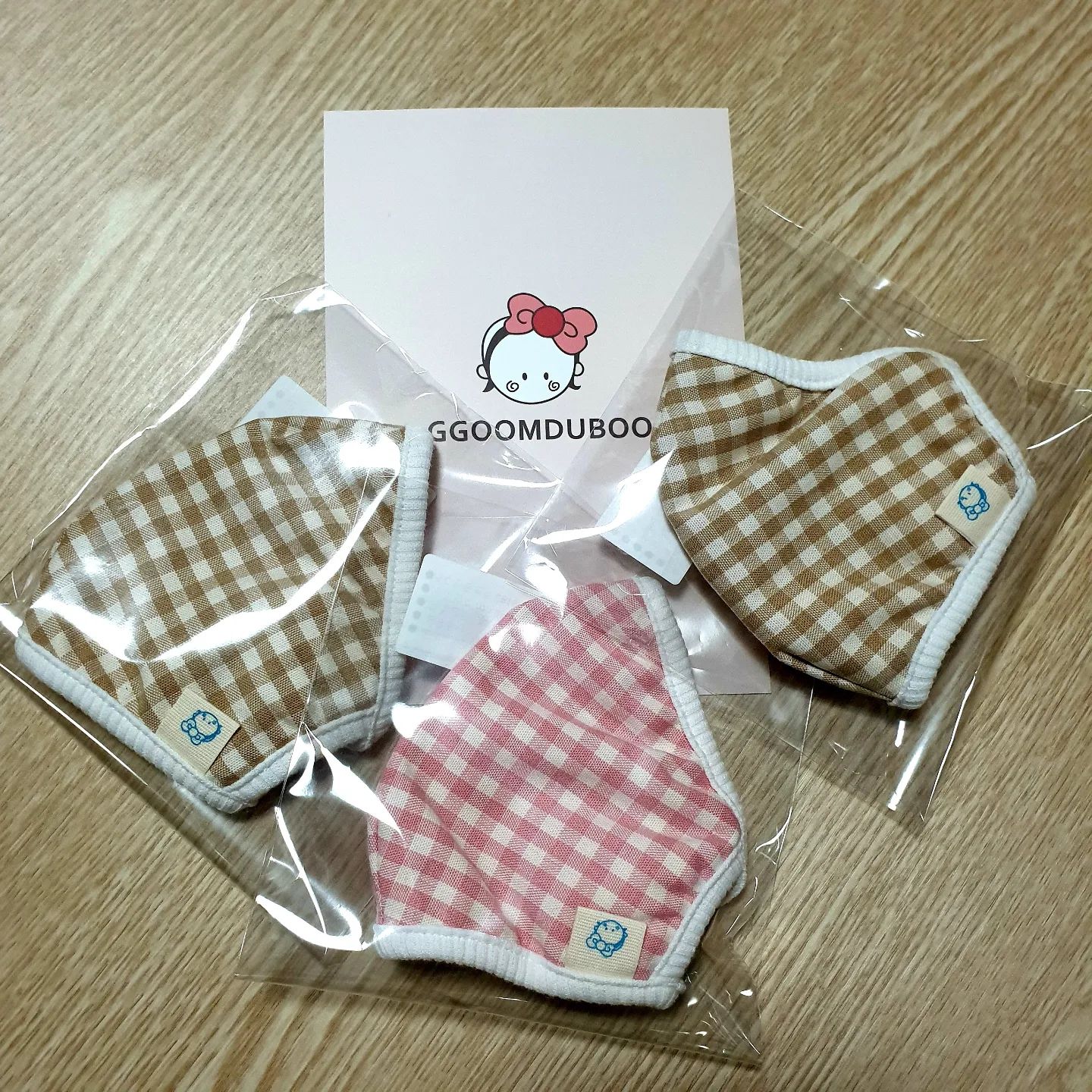 #꿈두부 #유아오가닉방한면마스크

자주 감기 걸리는 조카를 위해 선물한 #오가닉면마스크

호흡기 관리를 잘 해줘야 될 것 같다는 생각에 꼼꼼하게 따져보고 구매를 했어요.

깔끔한 디자인으로 눈길을 사로잡았고
가격도 합리적이라 구매를 결정했어요.

일회용마스크가 불편한지 싫어하더라고요.
#꿈두부오가닉면마스크 받아 보니 부드러워서 만족스러웠어요.

아직 9개월이지만 2살 아이가 착용하는 마스크였는데 이렇게 잘 맞을수가?^^하하
바람이 차가운 날, 외출할 때에만 잘 써주렴!

ggoomduboo_official 
#아기마스크추천 #아이마스크추천 #유아마스크추천 #아기면마스크 #아이면마스크 #유아면마스크