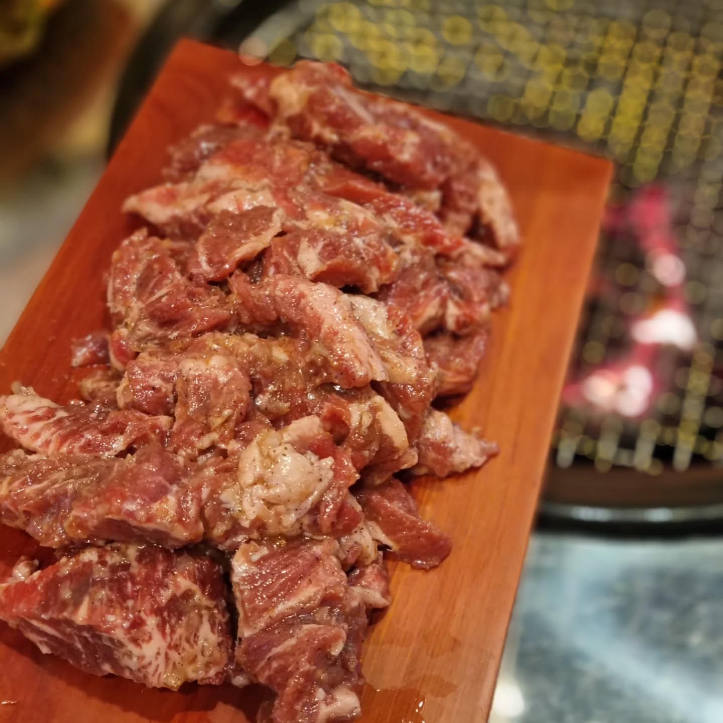 #협찬 #박달박가네숯불껍데기인천신포점

✔️양념소갈비살 짜글이김치찌개(계란밥포함)

신포동 맛잘알인 제가 사장님한테 따봉 오조오억개 날린 목항정껍데기/생삼겹살/소갈비살 맛집😘💕

평일에도 웨이팅 있는 박달박가네숯불껍데기 인천 신포점은 오동통통 목항정껍데기가 시그니쳐로 항정살+껍데기에 환장한다? 여깁니다(궁서체)

저도 이미 여러본 와본 곳으로 오늘은 양념소갈비살을 뿌셨는데요‼️
그냥 밥도둑입니다. 입에 넣자마자 사르르~~녹아녹아~ 달짝지근한 양념이 배어있어 찌개와 먹어도 맛있고 같이나온 계란밥 비벼서 같이 먹으니 와.. 그냥 미친곳이에요ㅠㅜㅠ

밥겸 술도 술~술~ 들어가고 개항로맥주도 있으니 찐 인천의 맛 여기서 느껴보ㅑ요👍👍🔥

⚠️2층 단체석완비!!
껍데기라고 다 같은 껍데기가 아니다!
지금까지 먹어본 적 없는 껍데기!
최강길이 웨이팅 맛집!! 박달동의 명물!
박달박가네숯불껍데기 인천신포점이
인천 신포동에서 인사드립니다!
국내산 돼지고기와 김치를 고집하고 있으며,
초밥과 냉칼국수와 같이 드시면 최고의 맛을 경험해 볼 수 있습니다.

📍인천 중구 신포로27번길 22-1 (관동3가) 박달박가네 숯불껍데기 인천신포점
📌단체 이용 가능, 무선 인터넷, 남/녀 화장실 구분, 포장, 예약

#신포동맛집 #신포동고깃집 #동인천맛집
