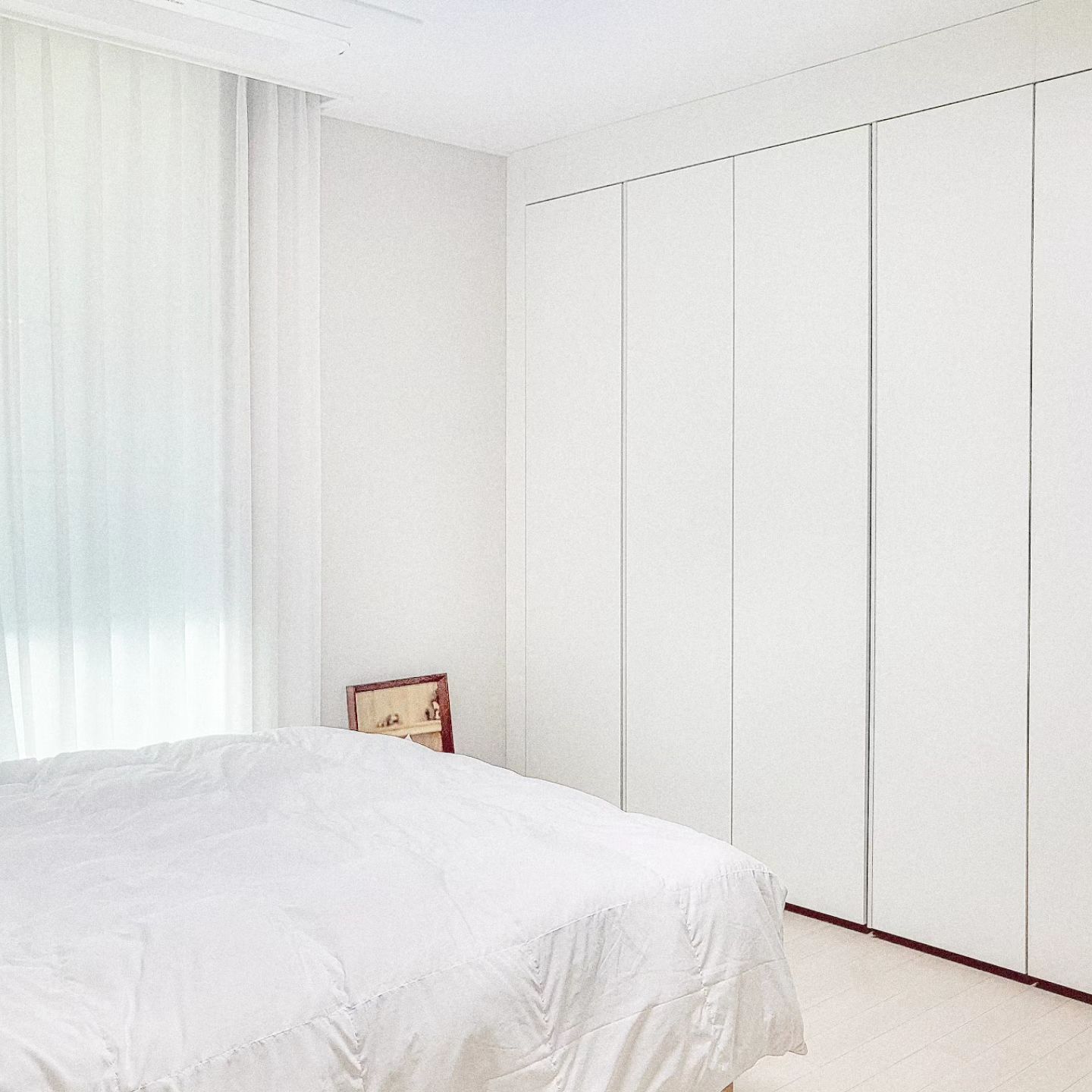요즘 놀러다닐 여유가 없어서 집콕중🏠

대신 호캉스 온 것 처럼 
#침실인테리어 화이트에요🩷

잠시만 쉬고 다시 놀러다녀야겠어요👨‍👩‍👦👨‍👩‍👧

#집꾸미기 #집스타그램 #인테리어스타그램 
#붙박이장인테리어 #붙박이장 #붙박이장추천 #안방인테리어 #안방꾸미기