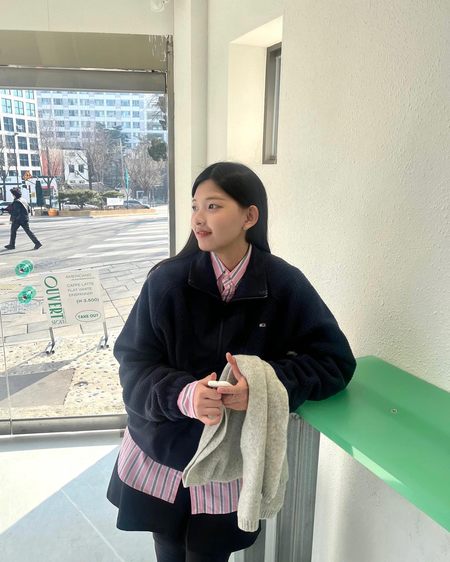 날씨가 얼른 풀려서 가볍게 입고 
다니고 싶은 요즘입니다...💤

📍서촌 오버트 커피바 
동네도 조용하고 커피도 맛있어서 추천☕️
사진도 잘 나온다구요😎
오버트갔다가 원모어백 구경도 좋아요🔥