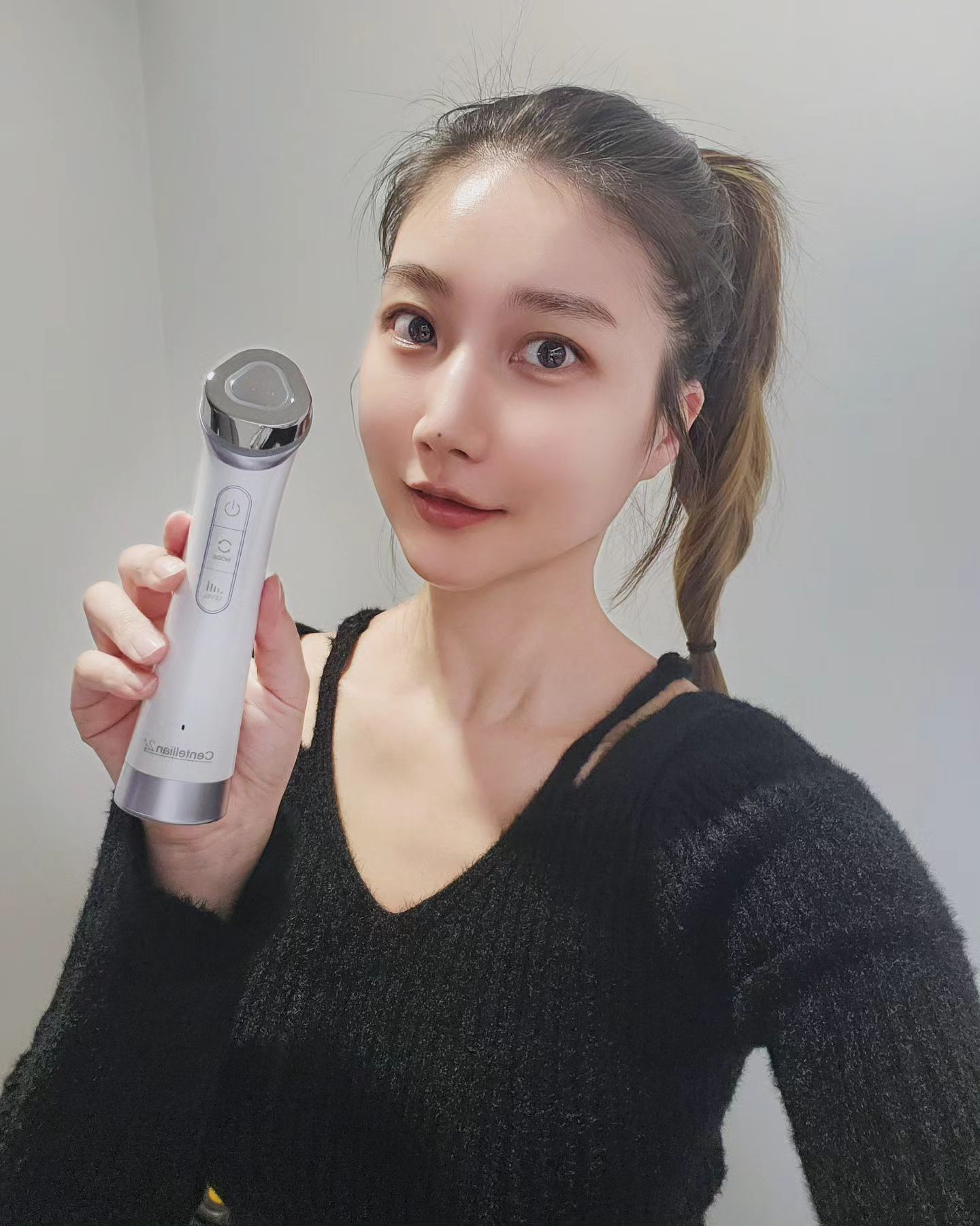 #협찬

한 살 더 먹으니 탄력이 더욱 떨어지는 느낌이라
센텔리안24 마데카프라임으로 홈케어 시작했어요｡·͜·｡

❝ 센텔리안24 마데카프라임 ❞
✔ 3가지 모드지만 각질, 모공, 탄력, 물광 등 10in1효과
✔ 112g으로 가벼운 무게
✔ 모드별 5분, 음성지원으로 쉬운 사용
✔ 얼루어 품평단 50인 지인 추천 의사 100%
✔ 누적 판매 220억 돌파

가을부터 속건조가 심했는데,,
원래 쓰던 화장품으로 기초 바르고 흡수 모드를 사용해 주니
확실히 손으로 바르는 것보다 깊이 흡수되어
속건조가 많이 좋아졌어요-!

그리고 PDRN 앰플과 함께 탄력 관리를 해주고 있는데,
미세전류 에너지로 피부 표면과 표면 아래를 자극하여
피부 처짐을 개선해 주는 원리라 그런지,,
사용 직후 거울 보면 뭔가 처짐이 덜한 느낌이 들더라고요?🫢

꾸준히 사용하면 세월 비켜갈 수 있을지 모르니까...
열심히 사용하기로 다짐!!
전용 앰플과 사용하면 효과 UP 되지만,
사용하는 화장품과도 병행 가능하니 그 점도 좋아요🩷

✅️ #센텔리안24마데카프라임 centellian24
[판매처 www.madecaprime.co.kr]

#뷰티디바이스 #마데카프라임 #이보영마데카프라임 #동국제약마데카프라임 #얼굴마사지기기 #피부탄력기기 #얼굴케어 #피부미용기기추천 #피부마사지기 #피부기기 #피부디바이스 #피부홈케어 #홈디바이스 #홈케어피부관리기