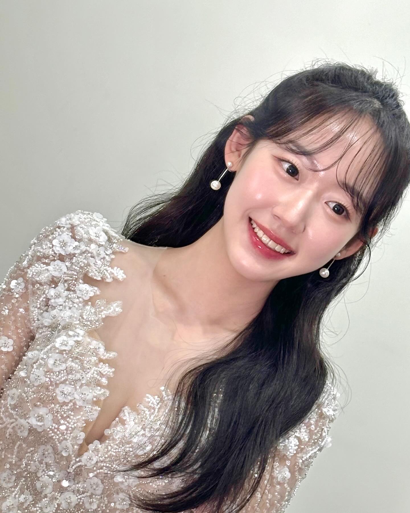 귀여운 반묶음에 러블리 메이크업 넘 예쁘자나???🥰😘😍💗💗

✔️#웨딩메이크업 #데일리메이크업 
✔️#깨끗한메이크업 #물광피부 #물광메이크업 

메이크업 문의는 DM 💌 
 또는 오픈카카오 ✨

🏠주소_청담동 49번지 유림빌딩 3층 히엘

#히엘 #히엘한나 #한나메이크업  #히엘메이크업

.
.

#웨딩메이크업#촬영메이크업 #스튜디오촬영 #본식메이크업 #데일리 #데일리메이크업 #연주메이크업 #뷰티 #뷰티스타그램 #뷰티그램 #메이크업 #좋아요반사 #첫줄반사 #좋반 #좋반환영 #첫줄 #소통해요 #데일리