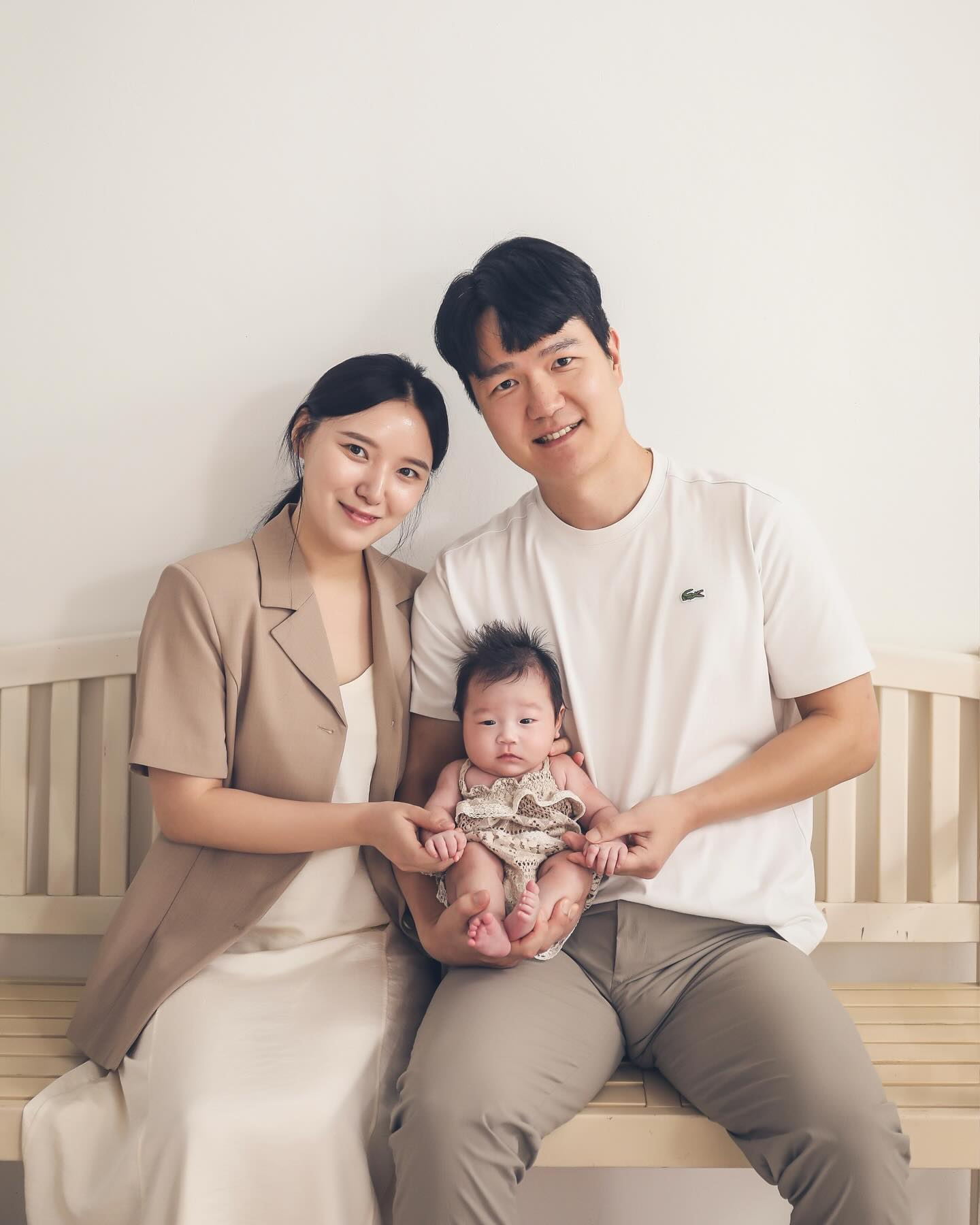 이제야 올려보는 공주 50일 촬영때 찍은 가족사진!
예쁘게 좀 하고 갈걸.. 아가도 예쁜 아들냄같이 나왔네^^..ㅎ