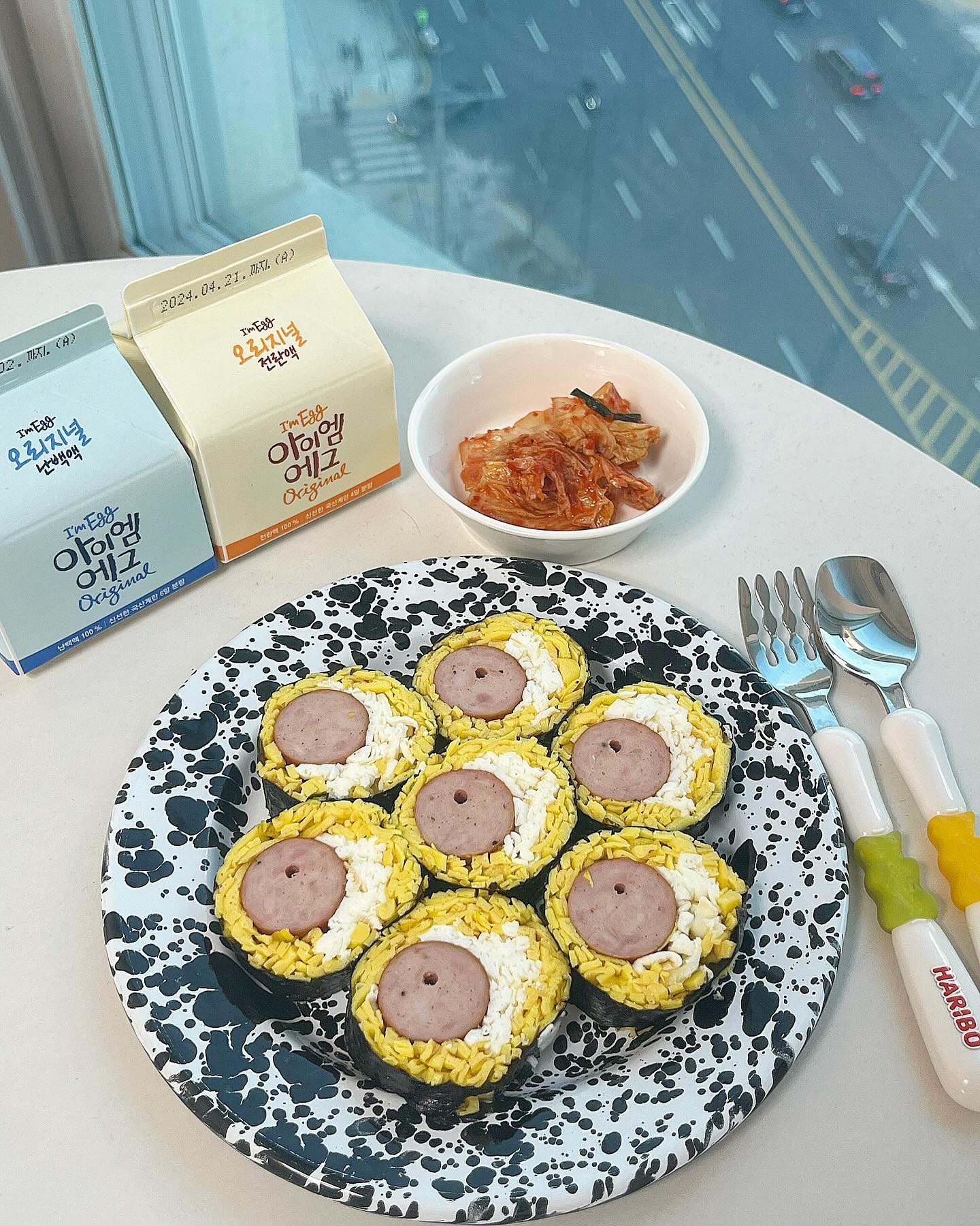 자취생도 건강하게 계란 챙겨먹는 법🍳

아이엠에그에서는 계란 4개 분량의 전란액과
계란 7개 분량의 흰자를 모은 백란액이 나온다구✨

깔끔하고 귀여운 우유곽에 담겨있어
보관도 용이하고 요리할 때도 완전 유용탬🥺

건강하게 닭가슴살 소세지를 활용해서 
쓱삭 키토김밥을 말았는데 완전 단백질 뿜뿜💪🏼

간단한데 완전 든든하게 한끼 챙겨먹기 완🤍

#키토김밥 #계란찜 #자취꿀템 #아이엠에그
#아이엠에그3월체험단 #계란요리