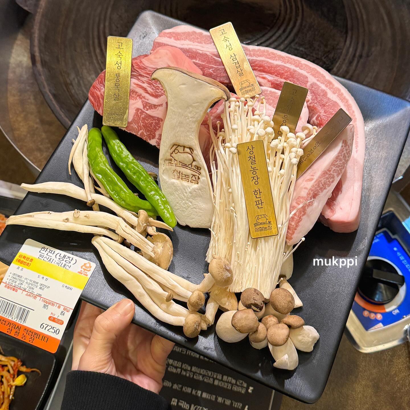 직접 키운 돼지에 숙성을 더하다 🐷🐷
대구 종로 고기맛집 #상철농장
대한민국 축산물 브랜드 중 최초로
대통령 상을 연속 3회 대상 수상하여
인증받은 농장에서 키운 프리미엄 돼지고기를
교차 숙성시켜 제공하는 대구 고기 맛집
모든 고기는 336시간 이상 숙성육으로 제공‼️
친구와 둘이 방문한 먹삐는 삼겹, 목살, 가브리,
항정, 가니쉬가 있는 한판으로 주문 고고링~
파 절임에 콩나물, 김치, 버섯들까지
모두 올려 구워주면 먹기 준비 끝 🫧
촉촉 육즉 머금은 목살은 소금에 콕-
평소에도 목살파지만 숙성된 고기라 그런지
더욱 부드럽고 감칠맛이 나더라고요
그 이후로 쫄깃한 가브리살과 아삭한 항정살은
와사비와 김치까지 곁들여 와구와구 먹었어요
직접 키운 고기에 숙성까지 거치니 맛은 말할 것 없고,
직원분들 모두 친절하셔서 기분 좋은 식사하기에 좋았던
대구 삼겹살 맛집 상철농장 🐷🐷
맛있는 돼지한판 털러 다함께 고고링 ~
📍대구광역시 중수 중앙대로 79길 6
⏰영업시간 매일 11:30-24:00
sangchul_1984
#대구삼겹살맛집 #대구동성로삼겹살
#대구종로맛집 #대구종로삼겹살 #대구종로술집
#대구중앙로역맛집