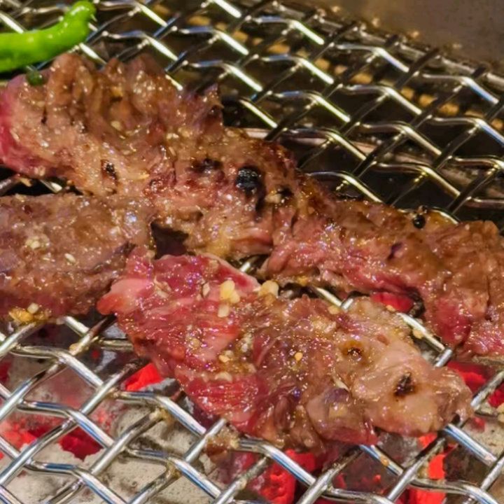 #내돈내산 #도삭

가족들과 함께 대치동 맛집 도삭에 다녀왔어요!

저희가 주문한 메뉴는 한우양념등심이었는데
고기 맛이 부드럽고 육즙이 팡팡터지면서 너무
고소해서 먹는동안 너무 행복하고 만족스러웠어요

함께 나온 반찬들도 고기의 맛을 더 올려주어서
더 맛있게 먹을 수 있었고 깔끔한 인테리어와
편안한 분위기 속에서 즐거운 식사시간을 보내고
올 수 있었어요!😊

🥩 도삭
▫️주  소 : 서울 강남구 선릉로64길 11-5 1층
▫️영업시간 : 평일 16:00 ~ 22:30
주말 12:00 ~ 22:30 (B.T 14:30 ~ 16:30)

대치동 숯불구이 [도삭]🥩
dosak_daechi

#대치도삭 #대치동고기집 #한티역고기집