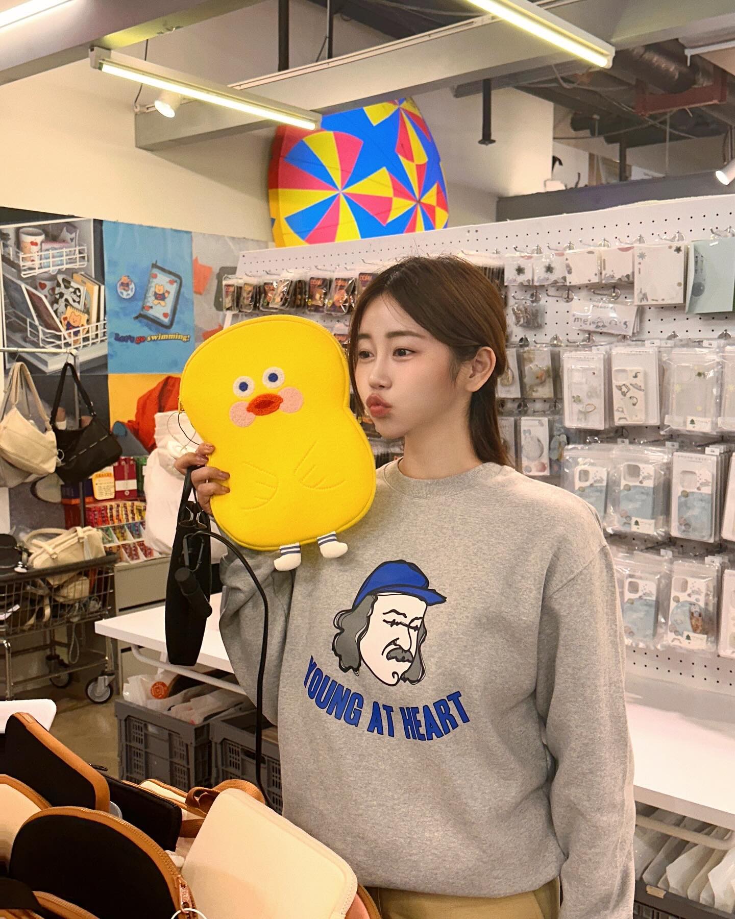 꽥꽥🐥오늘은 금요일입니다!!
내일은 토요일이니 다들 맘껏 노십시오🐻‍❄️🤍

오늘 입은 맨투맨도 radineo_official
자사몰에서 신상 25% ~ 할인중이니 참고🎶

 #위트있는상상 #후드티 #맨투맨 #후드티셔츠