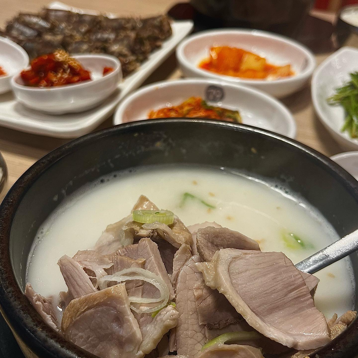 든든하고 깔끔한 국밥맛집 #79네수육국밥과철판 

한국인의 소울푸드 국밥!! 특히 요즘처럼 추운 날씨엔 국밥이 최고죵~ 송도 해양경찰청쪽에 국밥 맛집이 있다고해서 바로 달려가봤습니다! 

국밥집임에도 아주아주 깔끔한 인테리어와 내부가 눈에 띄는 곳입니다! 메뉴로는 수육국밥 순대국밥 우동국밥 순두부국밥 각종 전골들이 있었어요! 우동국밥과 순두부국밥이 생소하고 궁금했어요! 

저희는 #수육국밥 #순대국밥 #토종순대 를 주문했습니다! #수육국밥 은 푸짐한 수육이 가득가득! 순대국밥도 마찬가지로 살코기에 순대까지!! 토종순대도 아주 통통하고 같이 주는 무말랭이가 찰떡이더라구요 😆😆 일반 분식집 순대와는 차원이다른..👍

국밥에 깍두기는 말해뭐해 진리였구 순대역시 속도 꽉차고 잡내 하나없어서 너무너무 맛있게 먹었답니다!! 

해장이 필요할때도 딱 좋지만 각종 철판요리들도 있어서 오히려 술이 마시고 싶을때도 딱 좋은 것 같은 79네! 리뷰이벤트도 있으니 다들 가셔서 배 속을 따땃하게 채우시길~~!! 추천합니당 

#인천송도국밥#인천송도순대국밥#인천송도순대국#인천송도해장국#79네수육국밥과철판#79네수육국밥과철판인천송도점#인천맛집#인천국밥#송도맛집#송도국밥#송도신도시맛집#국밥맛집#JMT#송도가볼만한곳#송도동맛집#연수구맛집#인천송도맛집#국밥
