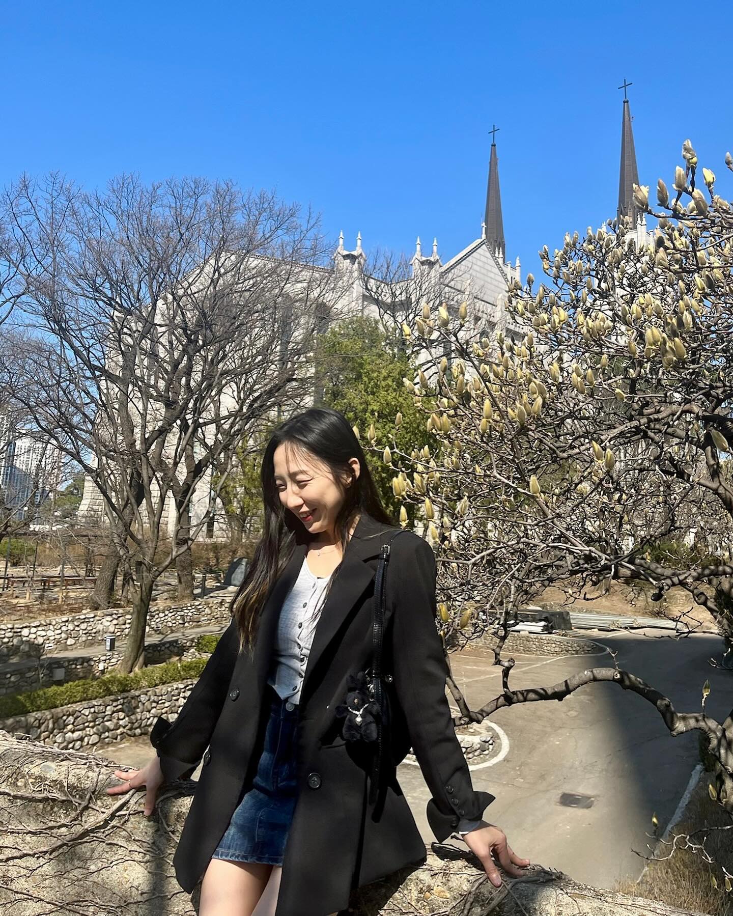 🚨청라언덕 포토스팟 실시간🚨

어제 더현대 간김에 ㅎㅎ
혹시나 목련이 폈을까?하고 청라언덕까지 걸어갔다 왔는데 
폭망!! 필듯 말듯 꽃봉오리만......
다음주에는 필것 같은데 알새우칩 못봐서 눙물🥹🥹🥹

참고하세용!! ㅎㅎ

📍청라언덕
대구광역시 중구 달구벌대로 2029
📍촬영일 2024년 3월 13일

#청라언덕 #청라언덕실시감 #목련 #목련포토스팟 #목련포토존 #포토스팟 #대구포토스팟 #대구가볼만한곳 #대구투어