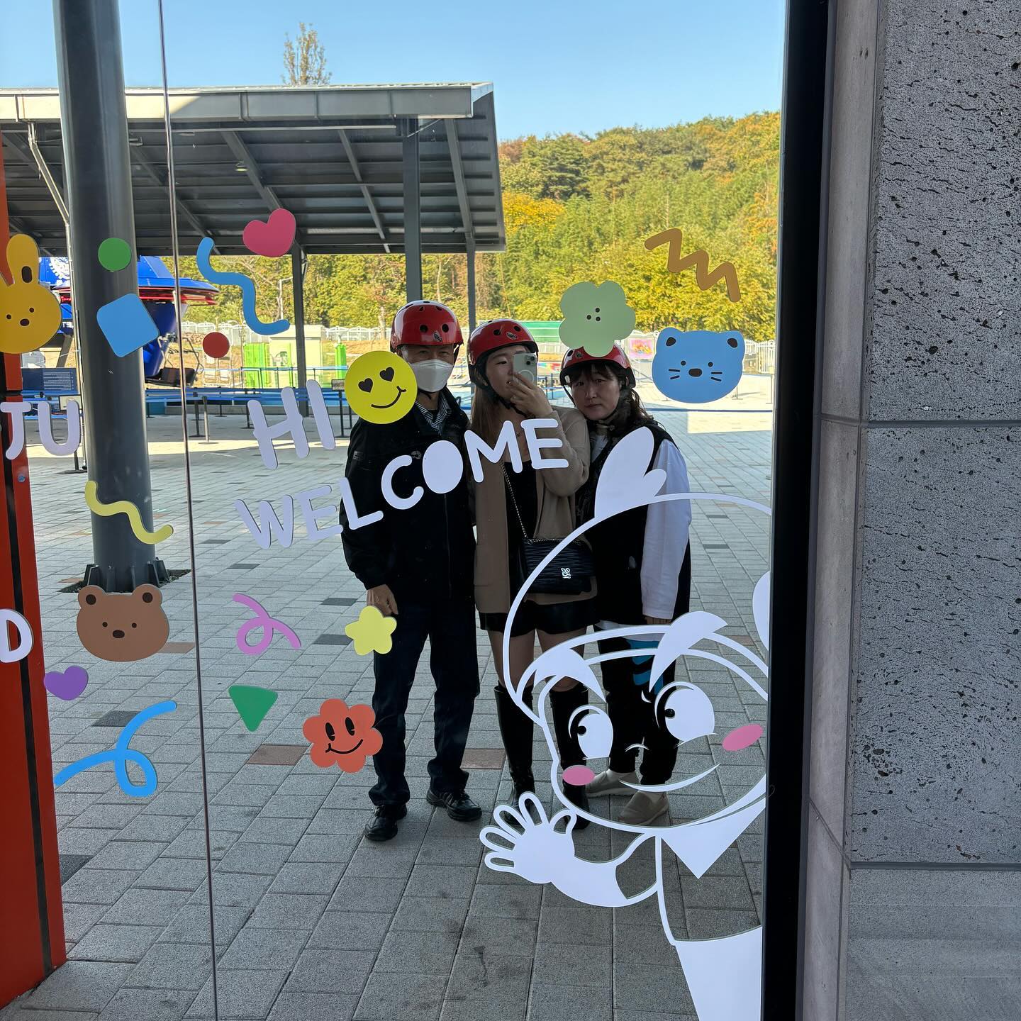 2023.10.30~2023.11.03

어쩌다 전국일주 

#늦은여름휴가 #가족여행

Day 2  경주

📍#경주루지월드

엄마가 루지 타보고 싶다고 해서 아침에 예약하고 갔는데 꿀잼
리프트 타고 올라가는게 매우 오래 걸리지만 가능하면 제일 횟수 많은 티켓 추천드린다😬

📍#미담한정식

고양이 사진 밖에 안올렸지만 블로그에 올릴예정😉
경주분(너와사라사장님)한테 추천 받아 간 한정식집
여러가지 코스 메뉴가 있고 지역주민 맛집이다

📍#너와사라(#곁에사라,#함께사라)

저렴하고 예쁜옷들 가득한 황리단길 옷가게
단골 옷집으로 방문은 세번째지만 온라인으로도 판매하셔서 올해만도 벌써 몇십만원은 쓴거 같다ㅎㅎ
이번에도 물 만난 물고기 마냥 생일기념으로 엄청 지르고 왔다는거(엄마가 더 많이 삼🤣)

📍#경주라한셀렉트 

아빠 회사 연계로 벌써 세번째 방문한 호텔 방음은 별로이나 시설은 좋음/#경주나인 이라는 이색포토뮤지엄이 있음(자세한건 블로그에 올릴 예정)