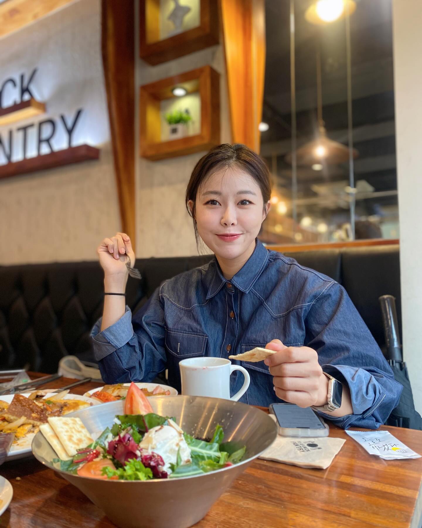 올해는 고기보다는 채식을 많이 해보겠어요!

넷플릭스에서 쌍둥이들이 비건과 잡식 식단 실험하는 미국 프로그램 보게되었는데 환경오염 문제도 그렇고 (가축으로 인한 대기오염이 자동차나 산업으로 인한 대기오염 보다 많대요) 근육과 지방량, 호르몬, 뇌발달, 노화, 장내미생물 등 요즘 왜 그렇게들 비건비건 하는지 알겠더라구요

저도 올해부턴 비건에 관심좀 가져봐야겠습니다😊

인친님들 중에 비건이나 베지테리안 있으신가요?

#건강 #채식 #비건 #vegan #식단 #diet #브런치 #brunch