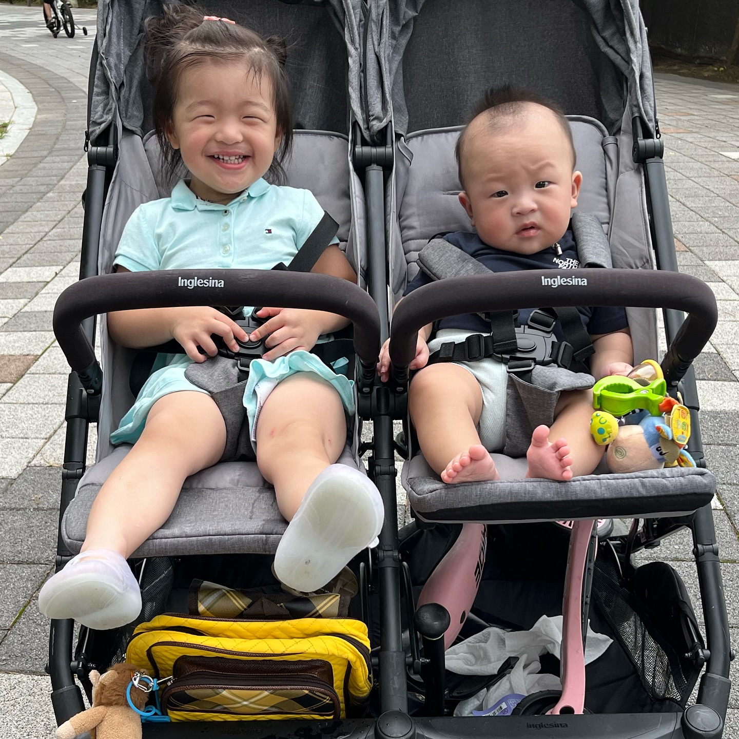 정남매 알럽❣️🫶🏻
나진짜 결혼 안할랬는데..!!
안했으면 어쩔뻔!!!오빠 안만났으면 어쩔뻔!!
일그만두고 4년만에 두아이🫢😱

두번째 사진 ..💗
시킨적도 없는데..알아서 동생챙기는 우리딸ㅠㅠ😍
아침에 일어나면 아기먼저 확인..울면..가서 달래주고..😱
귀저기 갈면 비판텐 챙겨오고..토하면 손수건..갖고온다요.🫢