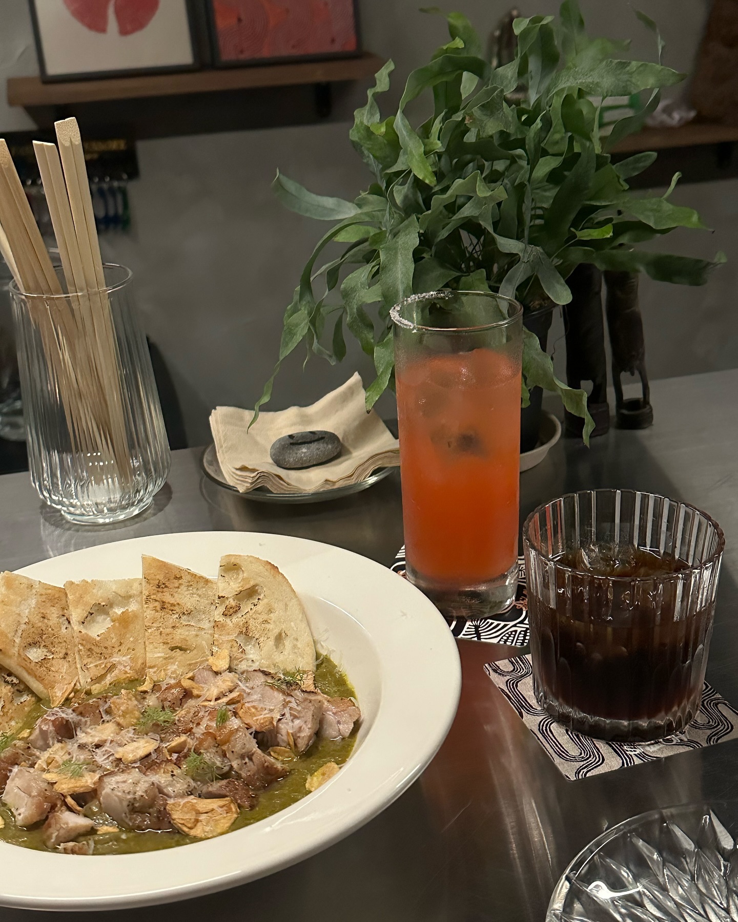 🎵실로 사운드바

전포에 새로생긴 안주,칵테일맛집 사운드바예요

📍부산 부산진구 동성로87번길 23 (전포동) 1층 실로사운드바
🥬🍛시금치카레 닭다리구이
🍹블랙러시안
🍸솔티독&그레이하운드
🥃핸드릭스토닉

친절하신 사장님덕에 처음보는 칵테일 설명 듣는데 다 먹어보고 싶었지만 3가지 주문하고 칵테일이랑 어울리는 
안주를 주문했어요! 
촉촉한 닭다리,바삭고소한 난에
채소듬뿍들어있는 시금치 카레
은은한 커피맛이 매력적인 블랙러시안
짭쪼름과 과일향의 2가지를 느낄수있는 솔티독
오이의 깔끔한맛이 잘느껴지는 핸드릭스토닉
.
전포에 안주, 칵테일 까지 완벽한데
분위기, 음악선정까지 맛집인 실로사운드바
완전 추천합니다👍👍
.
.
.
#광고 #전포술집 #전포칵테일 #서면술집 #전포맛집 #사운드바 
#서면술집 #서면카페 #서면맛집