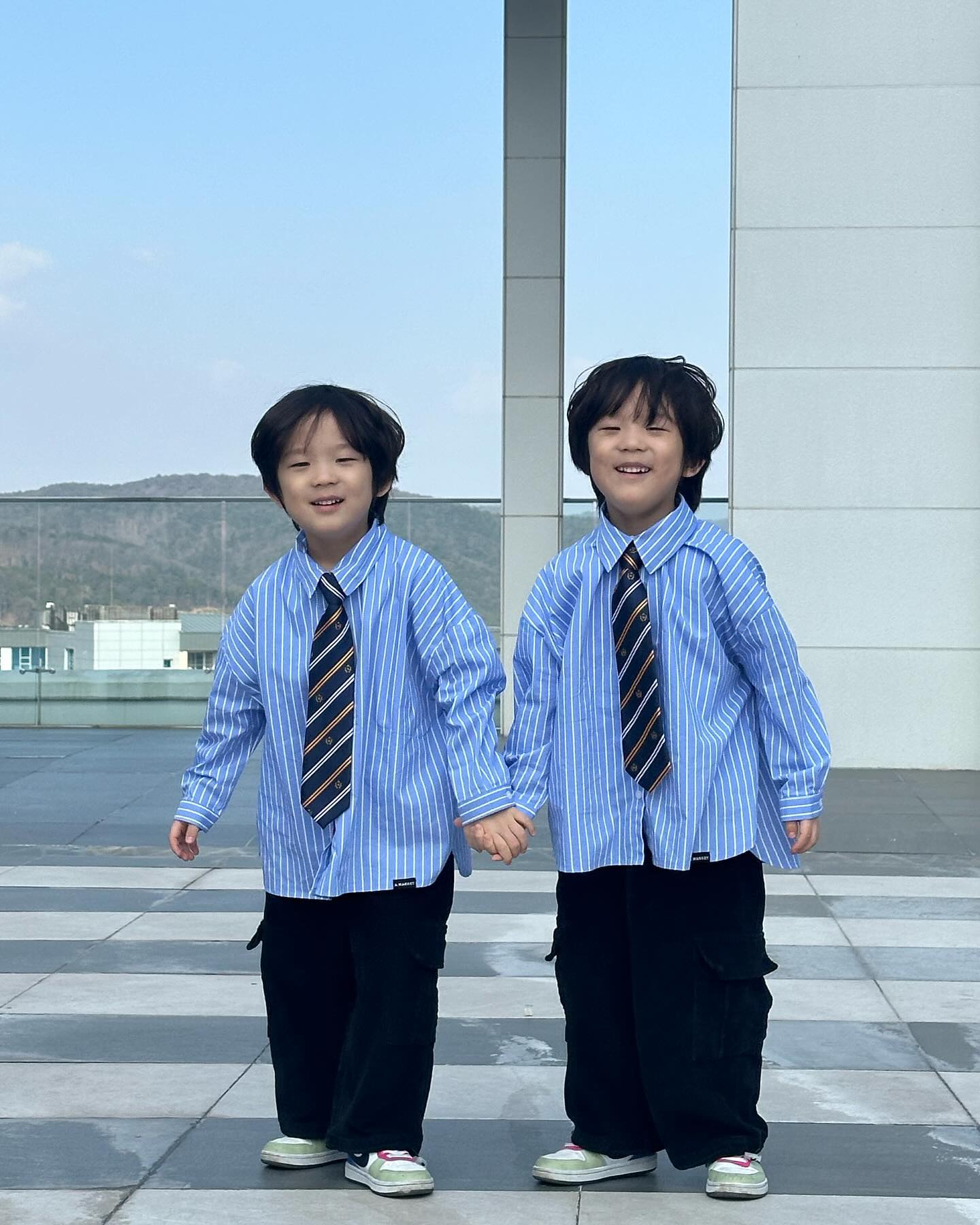 엄마 취향 100% 반영🩵
너희는 정말 엄마의 연예인이야🩵
이렇게만 무럭무럭 자라줘🩵

#쌍둥이 #투어스 아니쥬 #투영스
#나만의연예인 #아동모델