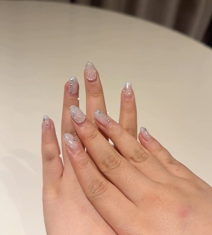 랜만에  #notd #겨울네일
한 달 넘게 지속력 넘 좋아 후기를 안 남길 수가 없음.!

➡️#네일디디 tomorrow.dd_
서울 강남구 압구정로50길 18 6층 601호

#청담네일 #압구정 #압구정역네일 #2024네일아트