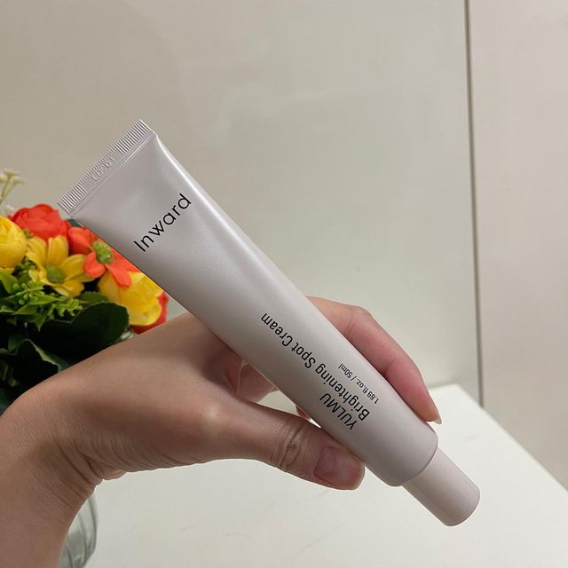 루루부부 on Instagram: "#광고 세월의 흔적은 지우자! 인워드 율무 기미잡티 스팟 미백크림! 오돌토돌 피부요철이 신경쓰인다? 기미 잡티 때문에 화장을 해도 재미가 없다? 피부 시술은 비용이