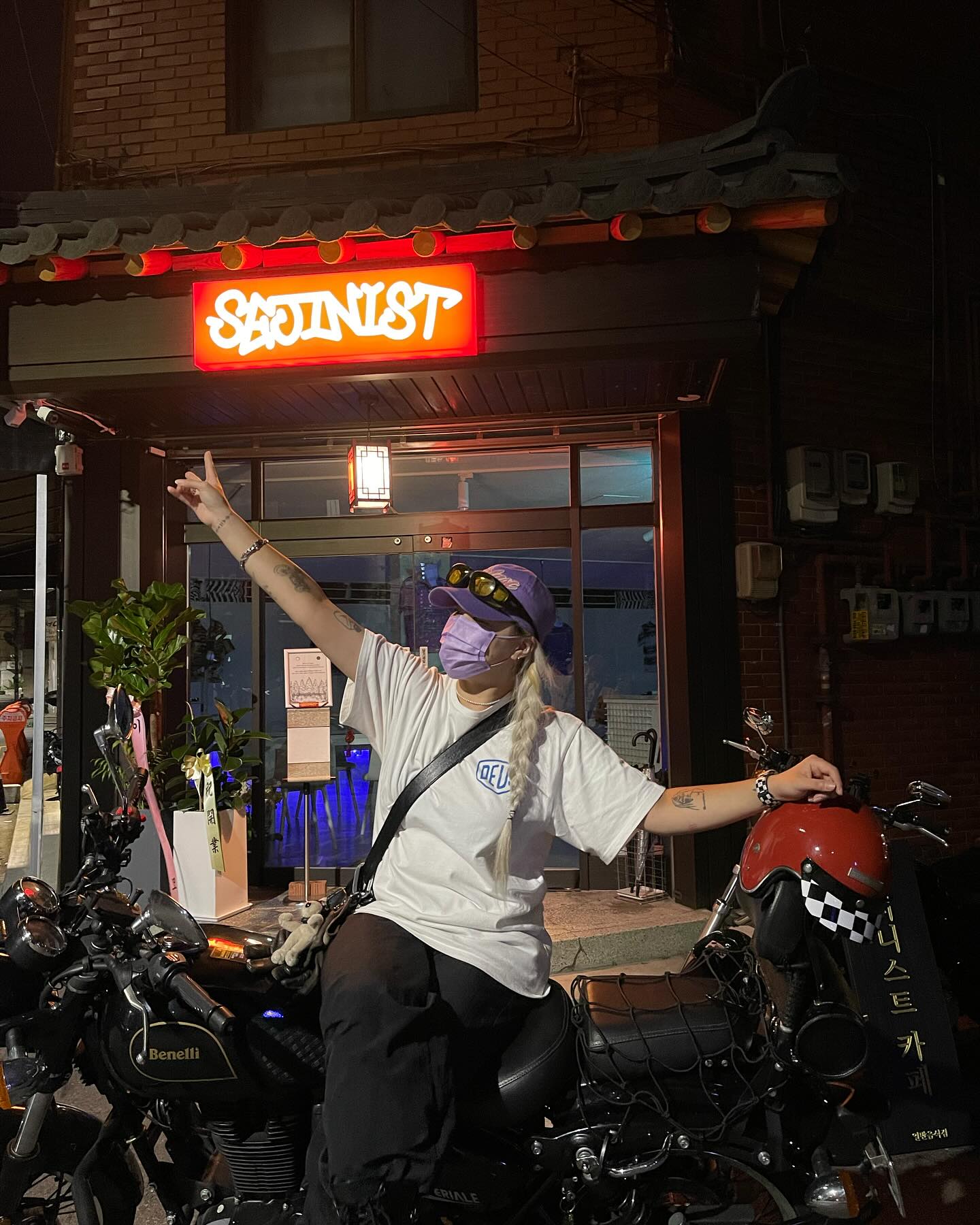 열분 젝아 세지니스트 카페 sejinist_cafe 에서 주말에 일하게됐습니다..
세지니스트만의 시그니처 음료들과 한국적이고 힙한 세지니스트 sejinist_official 의류도 구경할 수 있는 쇼룸도 있으니 많히 많히 방문해주세요 ..🤤 돈 많이 벌면 사장님 sejinist 이 해외여행 보내준대요 😍
.
.
.
#sejinist #cafe #카페추천 #아차산카페 #세지니스트카페 #세지니스트쇼룸 #koreafashion #koreacafe