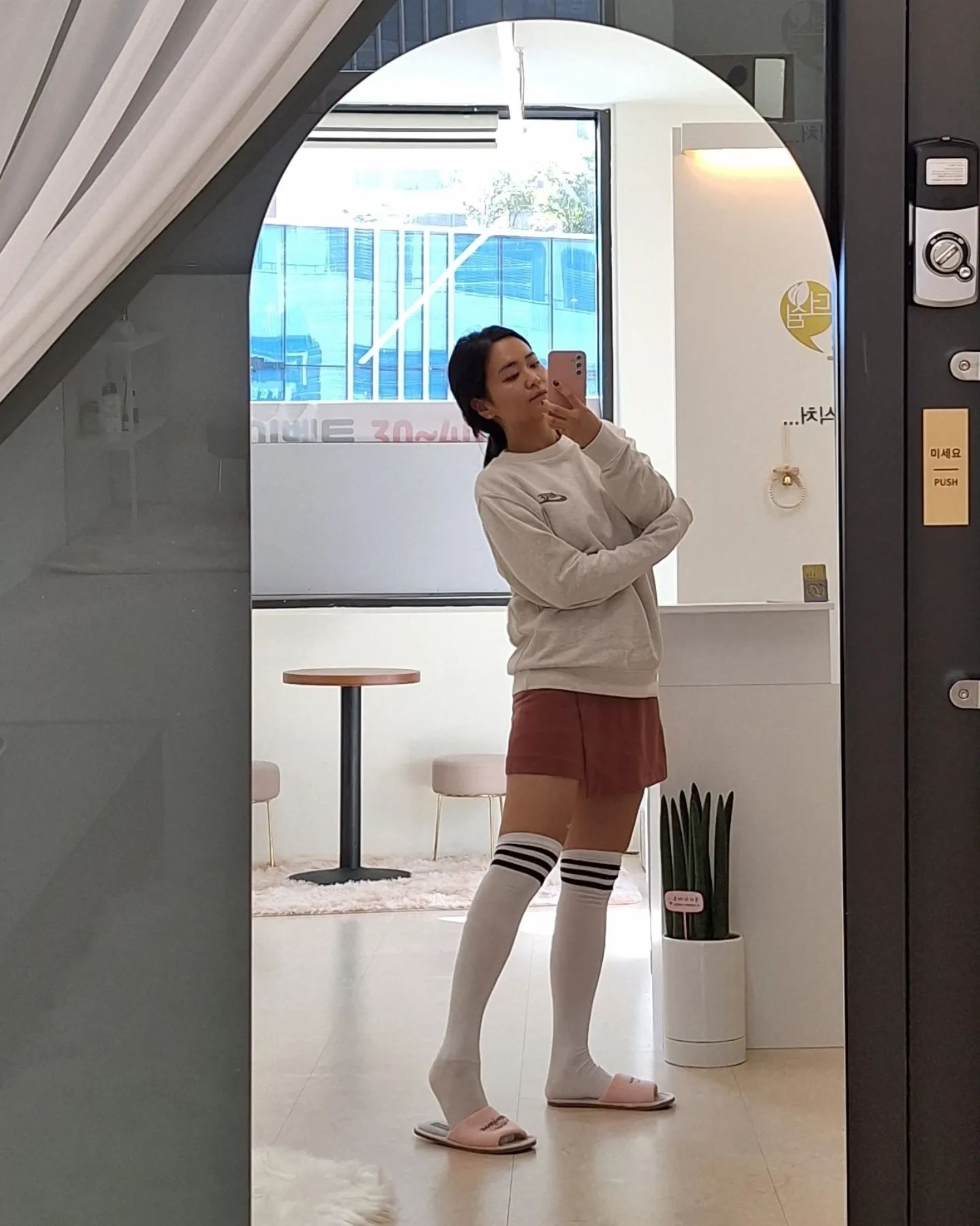 오늘도내일도더쉼은 진짜! 통증집중테라피가 최고에요😆 관리 받으러 정말 여러 곳에 주 1-2회씩 다녀봐서 비교가 좀 더 수월하다고 생각하거든요. 미사 마사지 받으러 가기 전 날에도 다른 곳에서 관리를 받고 갔는데 완전 달라요. 대표님, 실장님 모두 성격도 좋으시고 관리는 더 마음에 드는 곳이었어요💘
.
쎄게 관리 받는거 안좋아해서 아로마 테라피 70분, 전신관리로 받을까 하다가 통증증집중케어로 선택! 관리 시간은 80분이에요. 받기 전에 족욕을 먼저 했어요🤗 교통사고로 목디스크 터지고 몇년째 정말 유명하다 하면 열심히 찾아 다니고 있는데 그 많은 곳들이랑 비교해도 감히 최고라는 말이 딱 나오는 곳이었어요.
.
주소 : 경기도 하남시 미사강변한강로 270-1, 201동 2층 2-165호
.
#하남마사지 #오늘내일도더쉼 #미사마사지 #통증집중관리 #통증케어 #하남미사 #통증관리전문