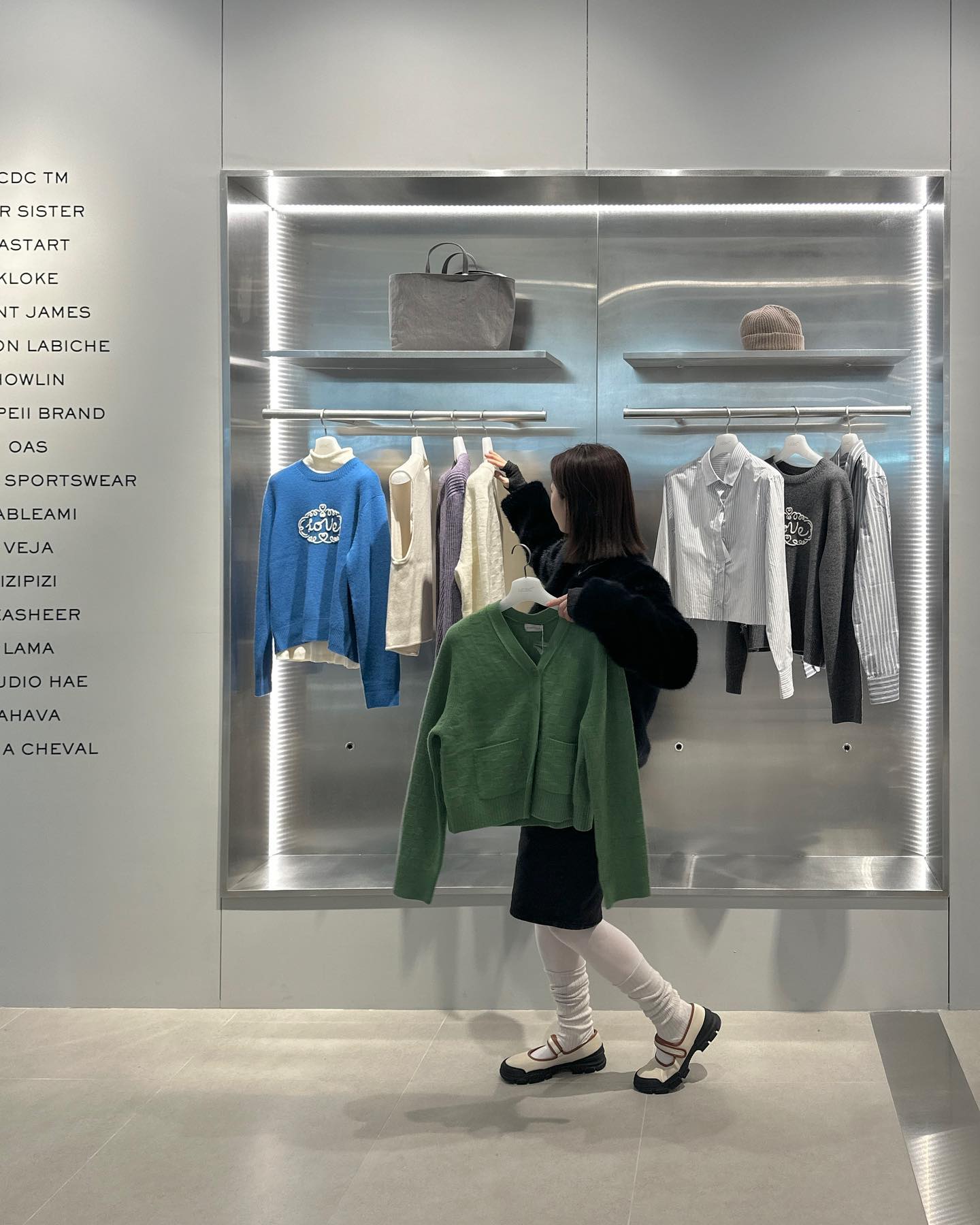 #초청 받아 다녀와본 수원 스타필드 SHOP LCDC✨
성수동의 랜드마크로 자리매김한 LCDC SEOUL을 수원 스타필드에서도 만나볼 수 있게됬다지뭐에요!

수원매장에서는 한층 더 다양한 패션, 주얼리, 홈데코, 뷰티, 팝업존으로 구성 되 각각의 상품들을 더 다채로운 시각으로 볼 수 있고
경험해볼 수 있는공간으로 마련되있더라구요.특히 제가 좋아하는 피에르프래그런스 라이프브랜드와 렉슨 브랜드, 패션브랜드 아워시스터 이외에도 자체제작 LCDC 제품들까지 다양하게 판매하고 있도라구요.

그리고 스타필드 수원 SHOP LCDC에는 카페 이페메라 Ephemera가 함께 공존하는 복합문화공간으로 설계해서 디저트와 스폐셜음료도 즐길 수 있어 좋았어요.

이번 스타필드 수원에 오픈기념으로 2월 11일까지 추가 10%할인프로모션 및 구매 고객 대상 사은품 증정, 카카오 채널 가입 선착순 스크래치쿠폰 증정 이벤트까지 다양한 이벤트도 진행한다고하니
스타필드 수원 방문 시 꼭 방문해보실것을 추천할게요!

-
lcdc.seoul 
starfield.official 
ephemera.seoul 

#스타필드수원 #카페이페메라 #shoplcdc #lcdcseoul