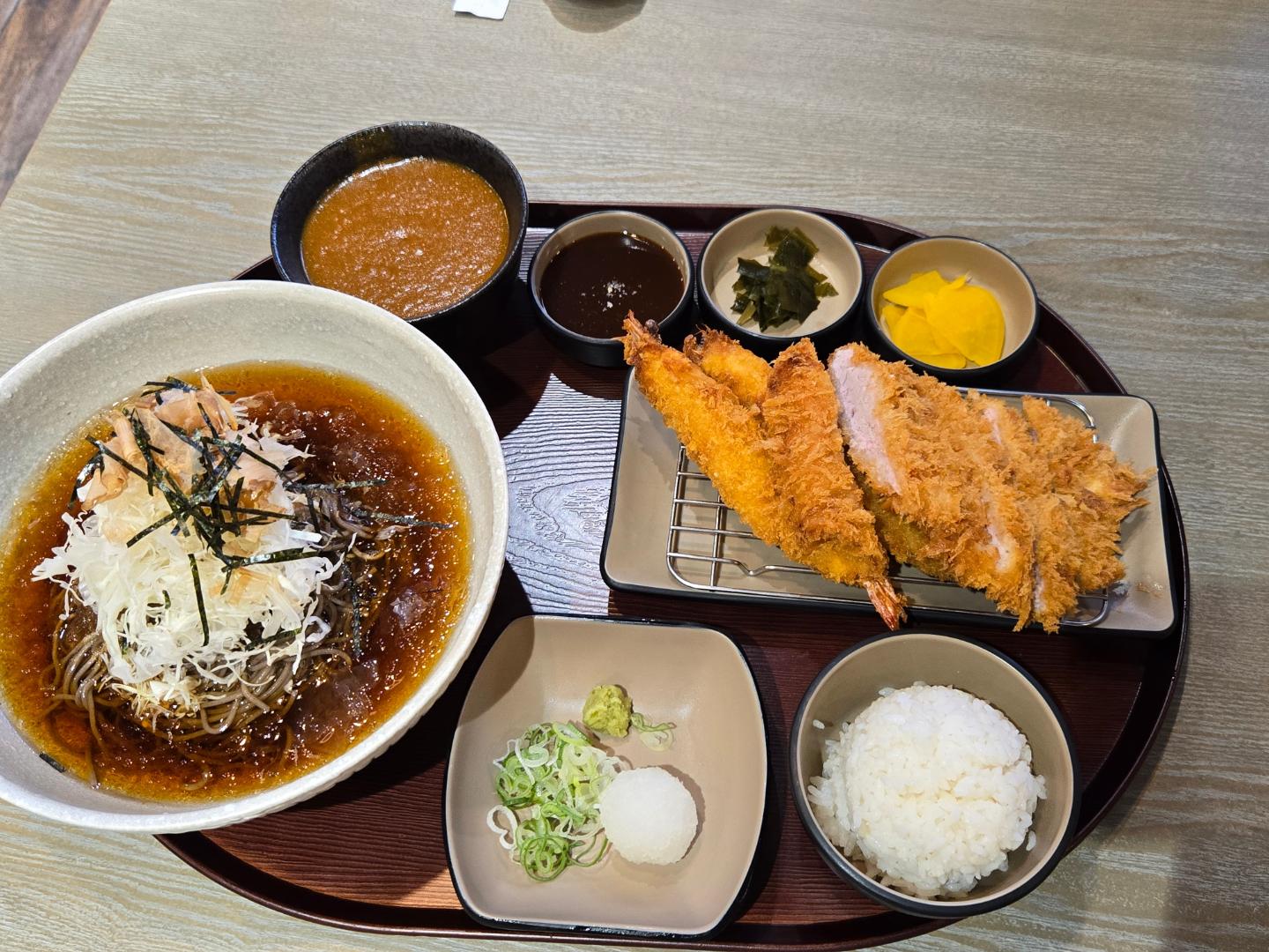 동생이랑 퇴근 후 저녁😋

#냉모밀 #돈카츠 세트와 #치즈돈카츠 까지!
메인메뉴도 맛있는데 #사이드메뉴 까지 완벽함:)
#카레 는 꼭 추가해서 돈카츠와 함께드세요!!!

#독산역맛집 #돈카츠맛집 #카츠누리
#가산돈카츠 #직장인점심 #독산역점심