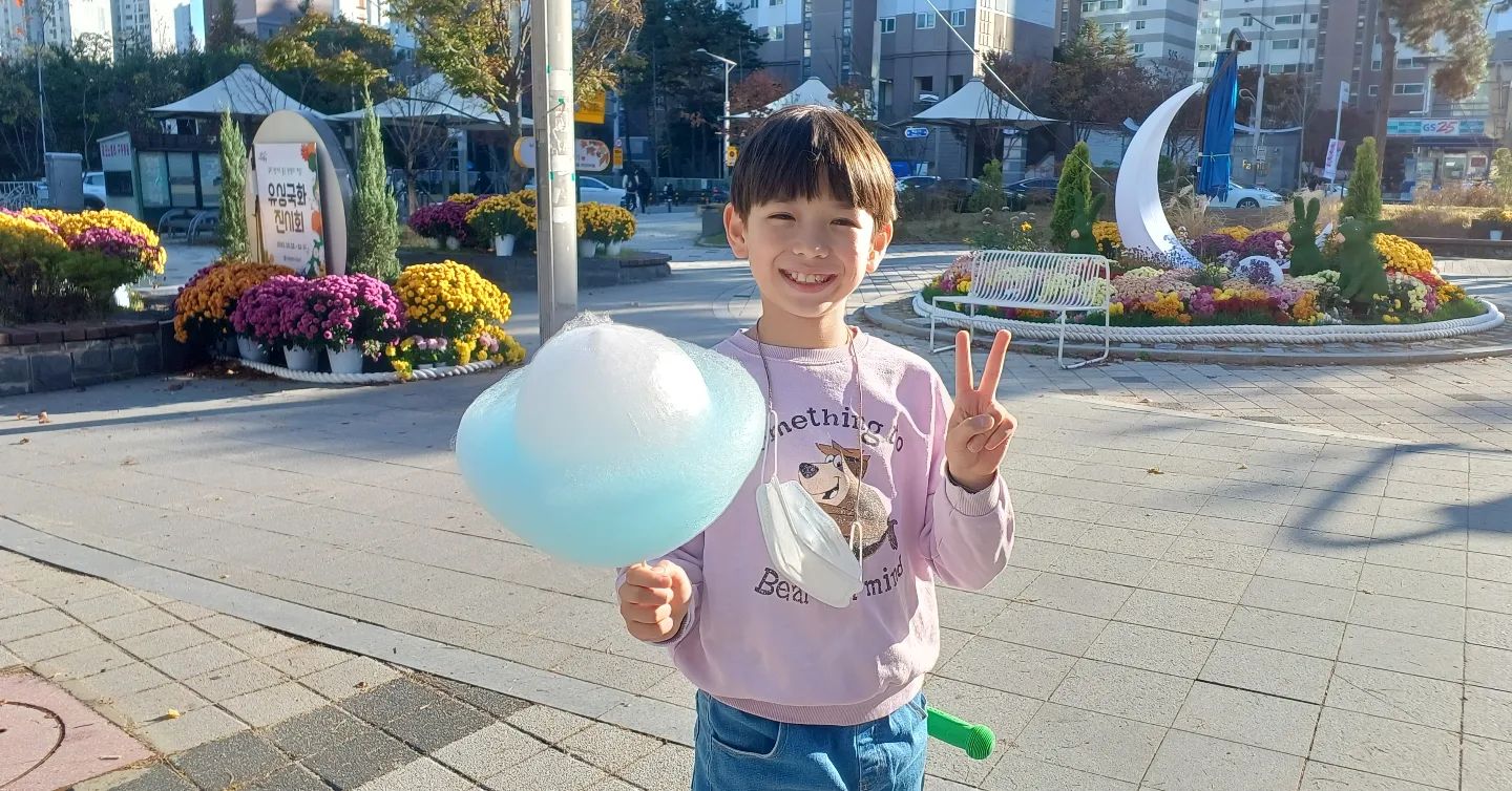 #솜사탕 하나에 세상을 다 가진듯한
#첫째 

#둘째 는 형아 방과후수업가서 받은걸로 #기니피그 만들고 세상흡족

병원갔다가 횡단보도 바닥에 그려진
알록달록 신발에 기분이 좋아지고

문앞에 구역식구가 살짝 놓아둔
곰탕+군고구마+오란다 에 갬동받기도♡

정부에서 코로나는 이제 신고할 필요도
돈도 안주지만 아직 코로나라면
주변에서 걱정을 해주며 우리 든든이 챙겨먹으라고 챙겨준 인심에 감사하다

벌써 주말같은 금요일
병원말고 갈곳을 안가니 우린 오늘부터 주말이다