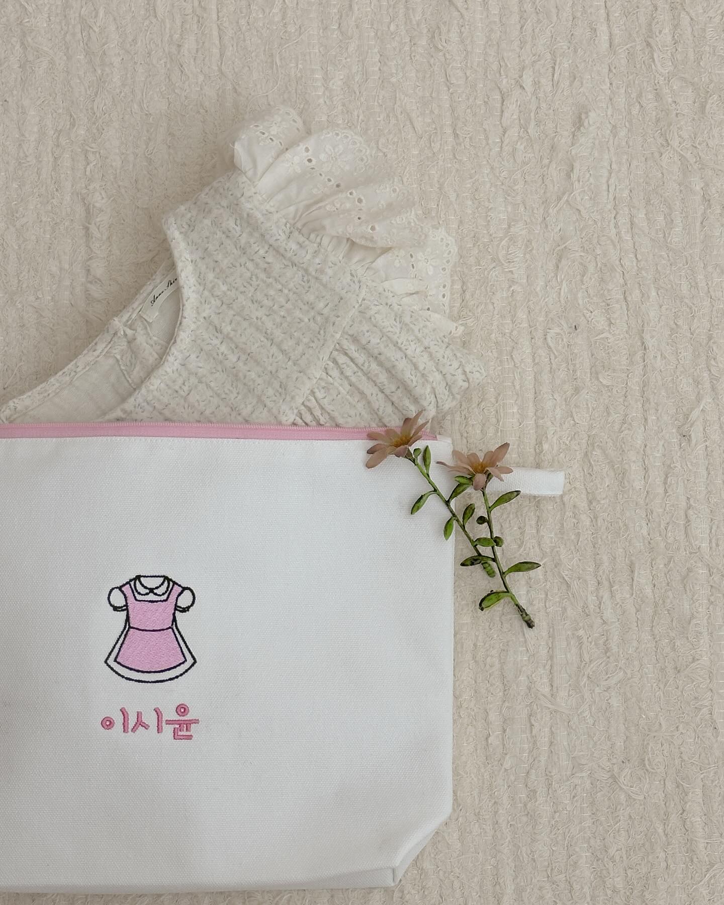 #gift 

👛

귀여운 자수가 놓여져있는 손따미공방 파우치 ❤︎ 
용도에 맞게 다양한 사이즈가 나오니 
어린이집 파우치로 딱이에요 .ᐟ 

파우치 밑면이 넓은 형태라 수납력도 좋고 
방수안감이라 관리도 편하더라고요 ◡̈ 

실밥하나없는 완벽한 마감에 
지퍼도 부드럽게 잘 열려서 만족도 최상ෆ 

파우치 색상, 글씨체, 자수그림까지 모두 선택가능하니
우리 아기 파우치는 손따미공방하세요 🫶🏻

ꕀ🏷️ sonddami 

#어린이집파우치 #어린이집준비물#아기파우치#기저귀파우치#약병파우치#손따미공방