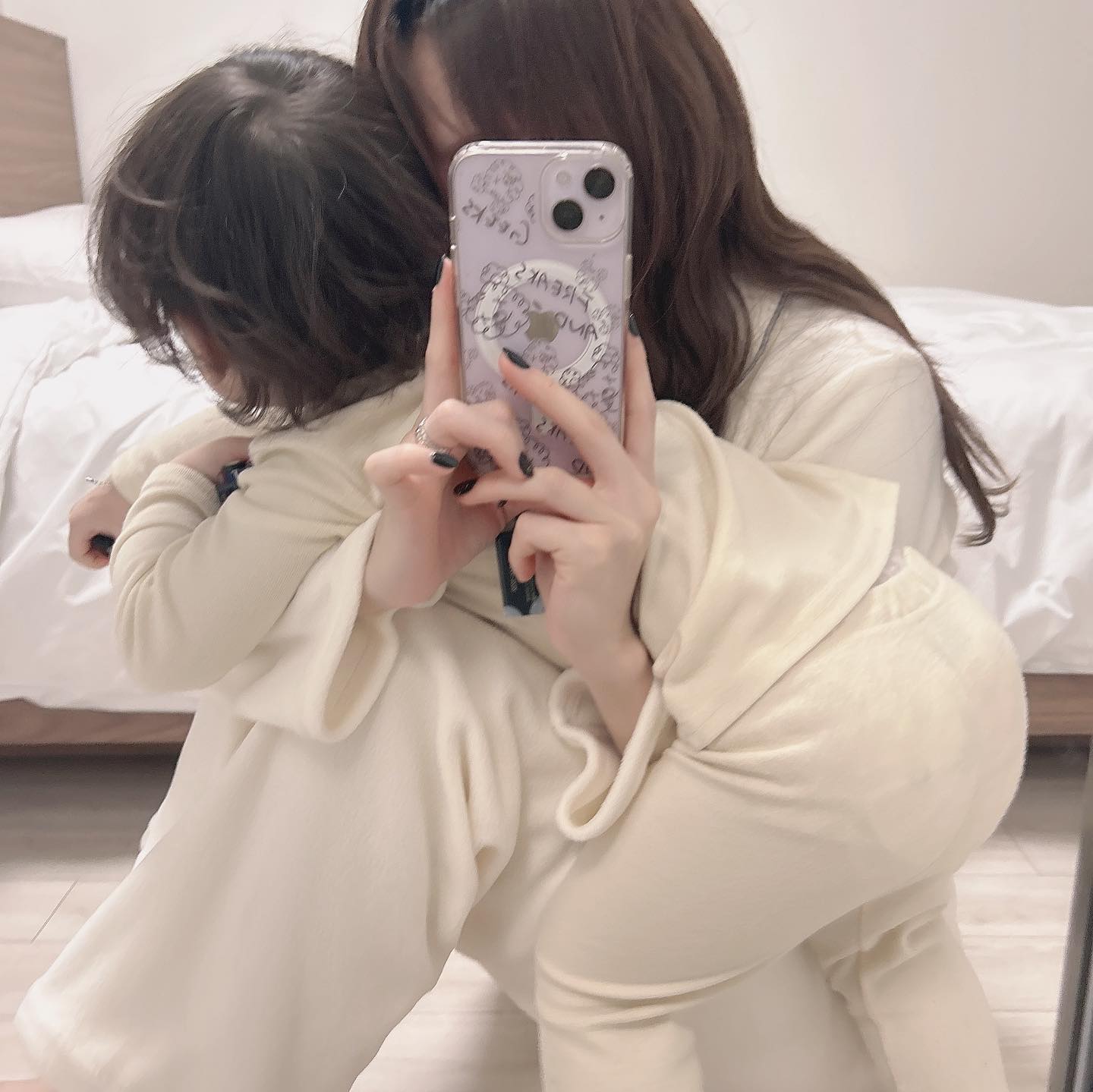 🗯️우당탕탕⚡️
📷엄마 사진찍는데 달려들지 말아줄래..?ˀ

#거울셀카 #잠옷바람 #엄마랑아들
