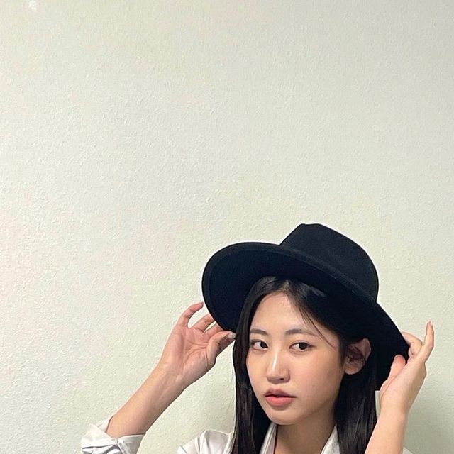  JIHONG☀️ on Instagram: "#광고 #롸잇히어 

바로 여기! 멋쟁이 모자 🤠

#협찬 #롸잇히어 #right_here #righthere #배우 #actor #피팅 #화보모델 #광고모델 #잡지모델 #패션모델 #룩북 #룩북촬영 #뷰티촬영 #뷰티모델 #모델촬영 #일반인모델 #모델스타그램 #프리랜서 #촬영문의 #daily #ootd #fashion #seol #korea"
